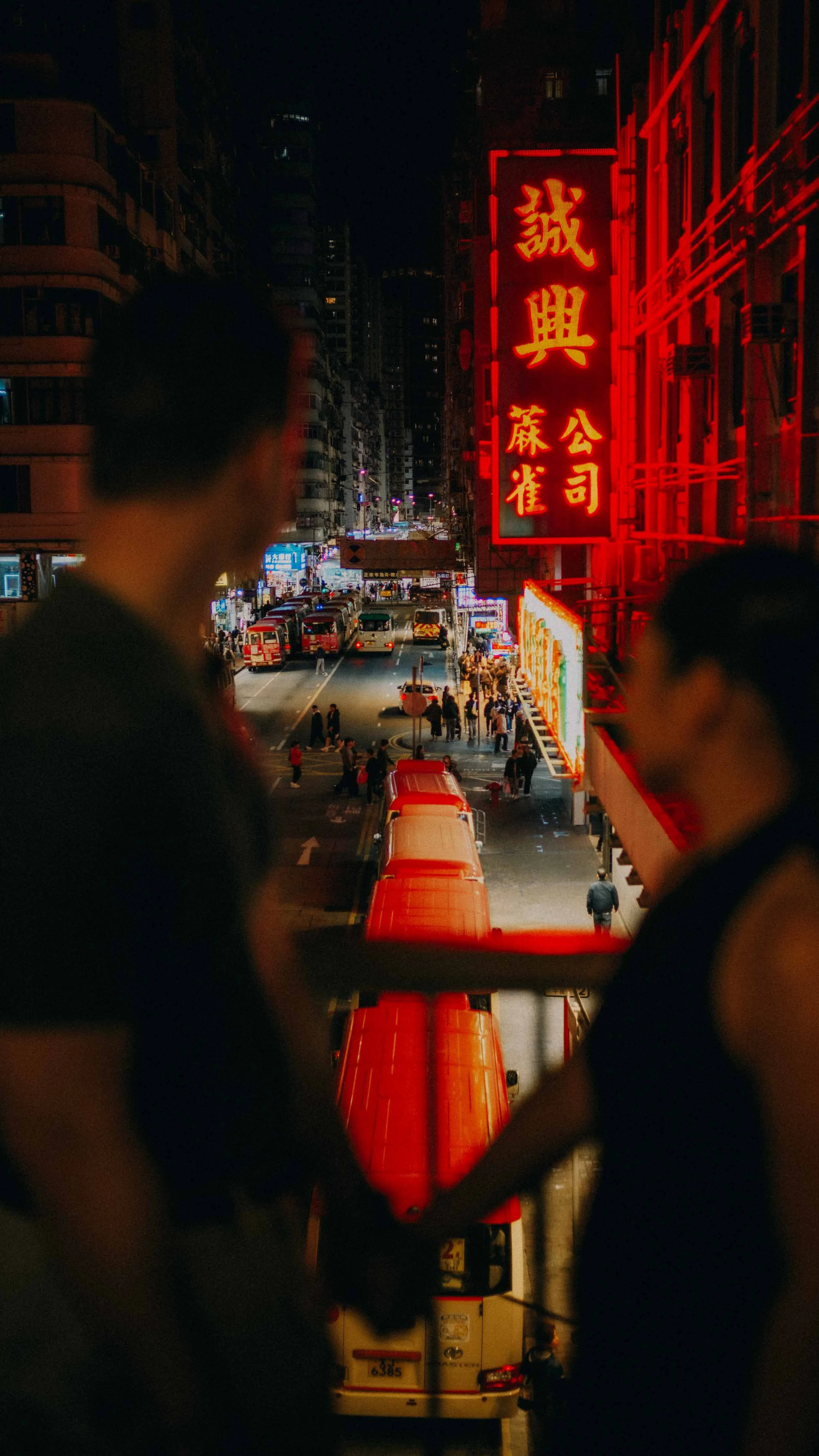 15-hongkong-engagement-mongkok-overpass-busqueue-leicasl2.jpg