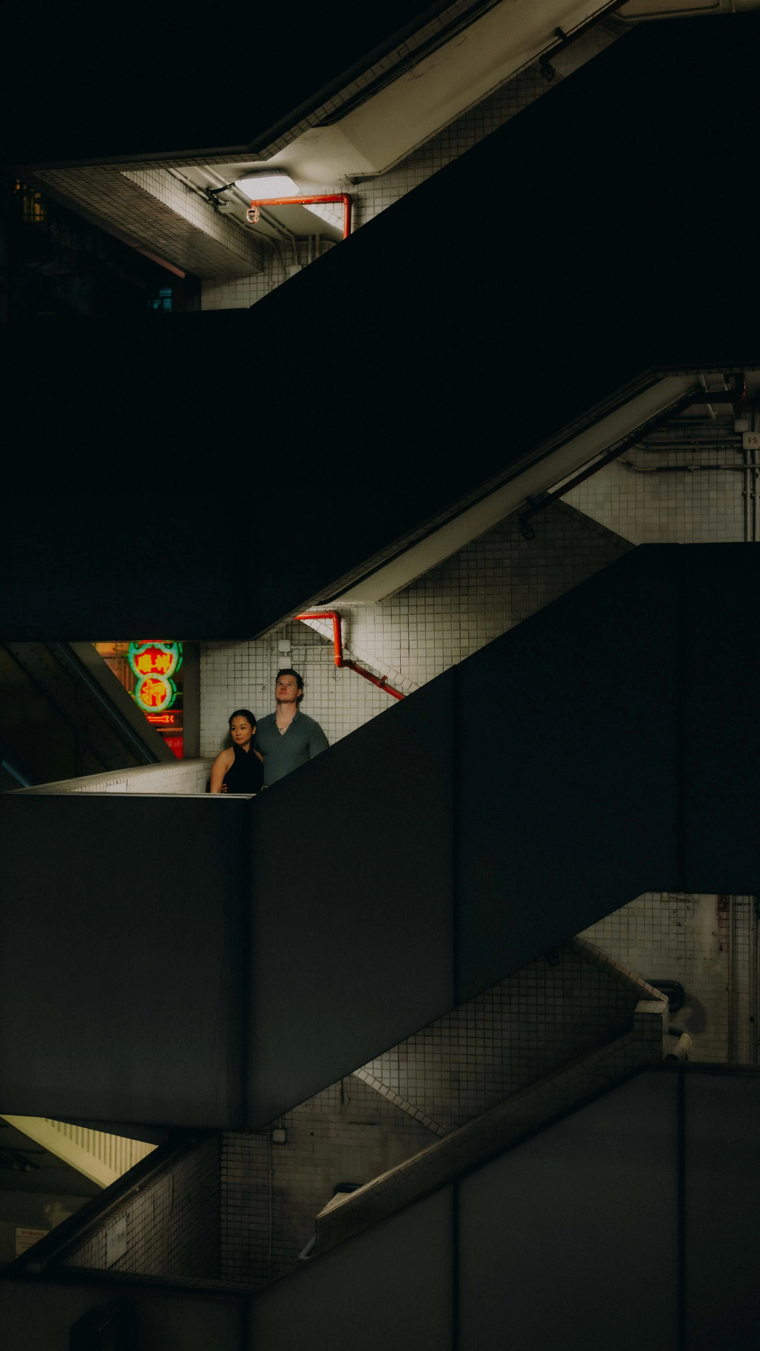 16-hongkong-engagement-shamshuipo-stairwell-geometry-leicasl2.jpg