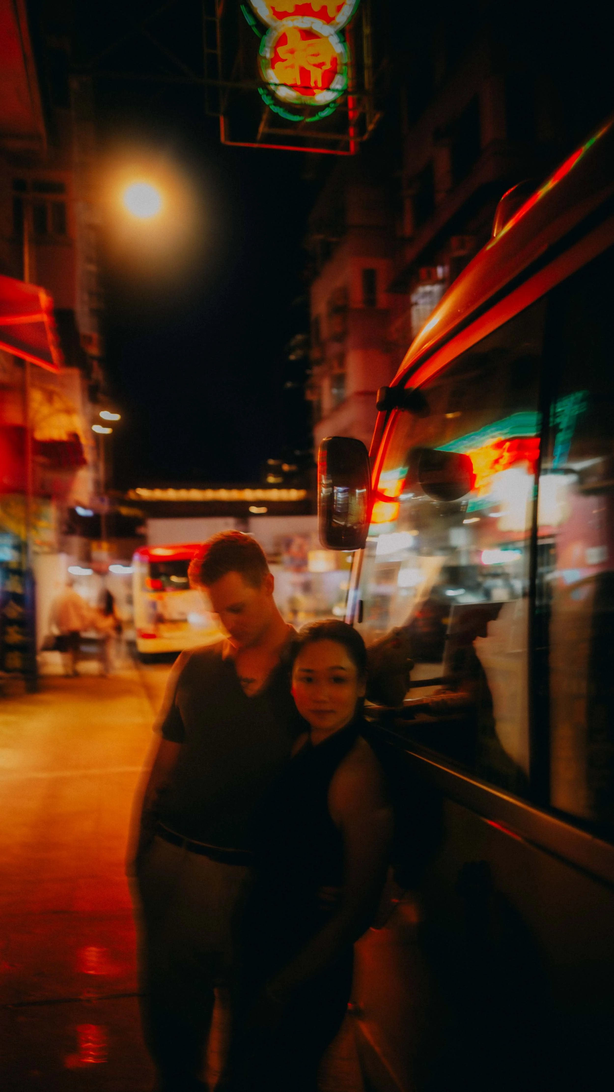 17-hongkong-engagement-mongkok-street-busmotion-leicaq3.jpg