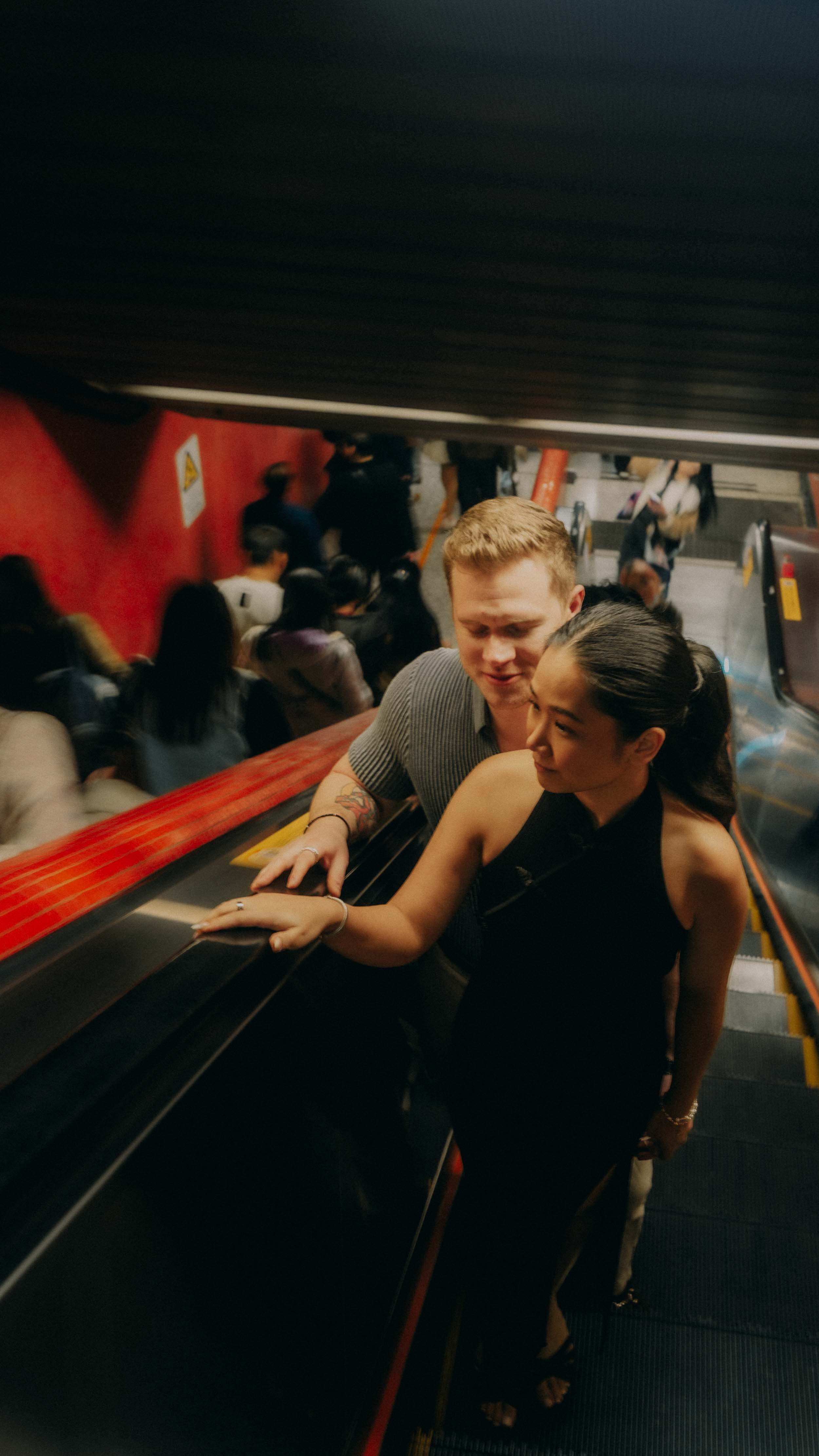 18-hongkong-engagement-shamshuipo-mtr-escalator-leicaq3.jpg