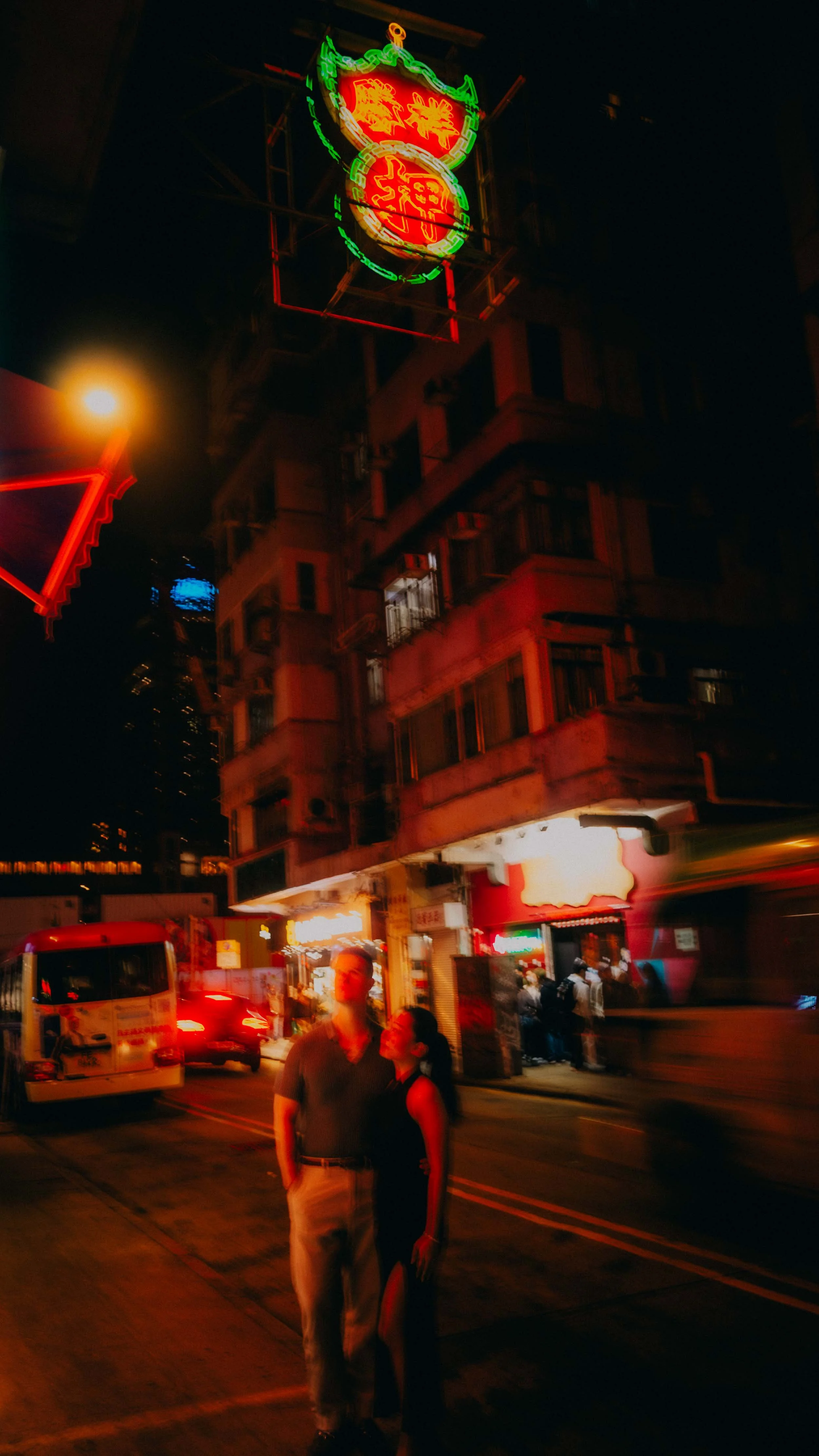 19-hongkong-engagement-mongkok-street-neonmotionblur-leicaq3.jpg