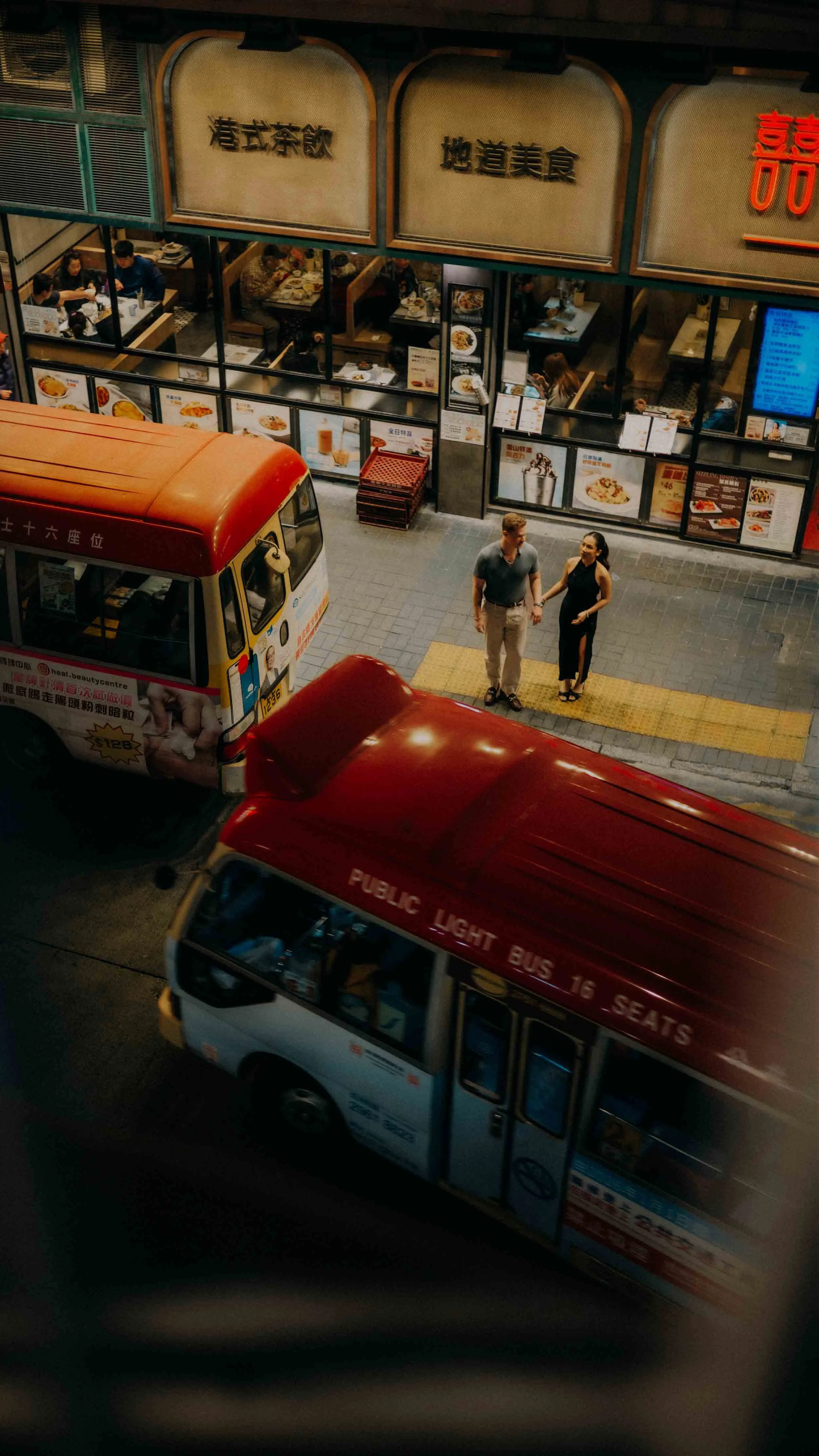 20-hongkong-engagement-mongkok-overpass-lightbuses-leicasl2.jpg