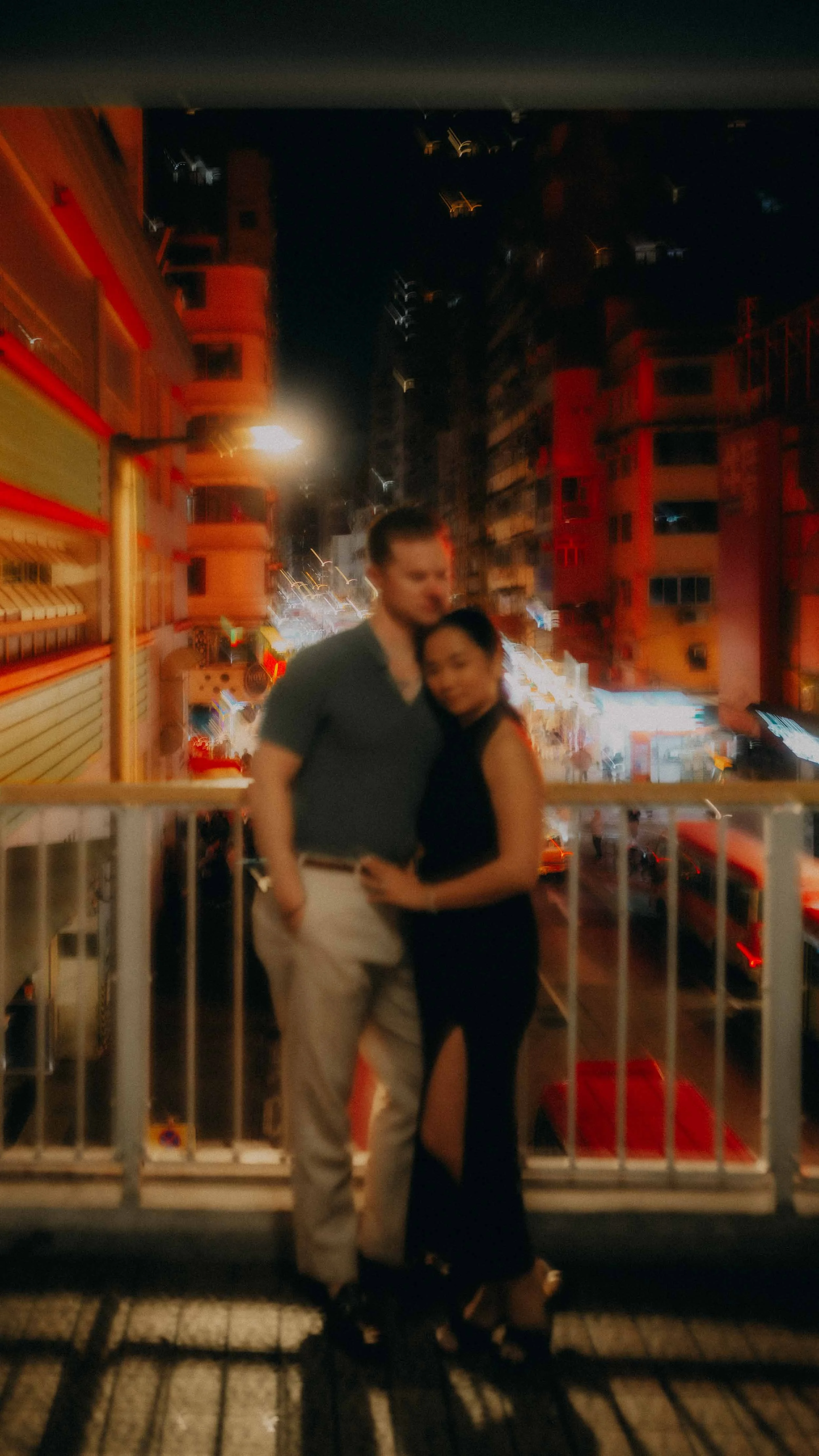 21-hongkong-engagement-mongkok-overpass-softfocus-leicaq3.jpg