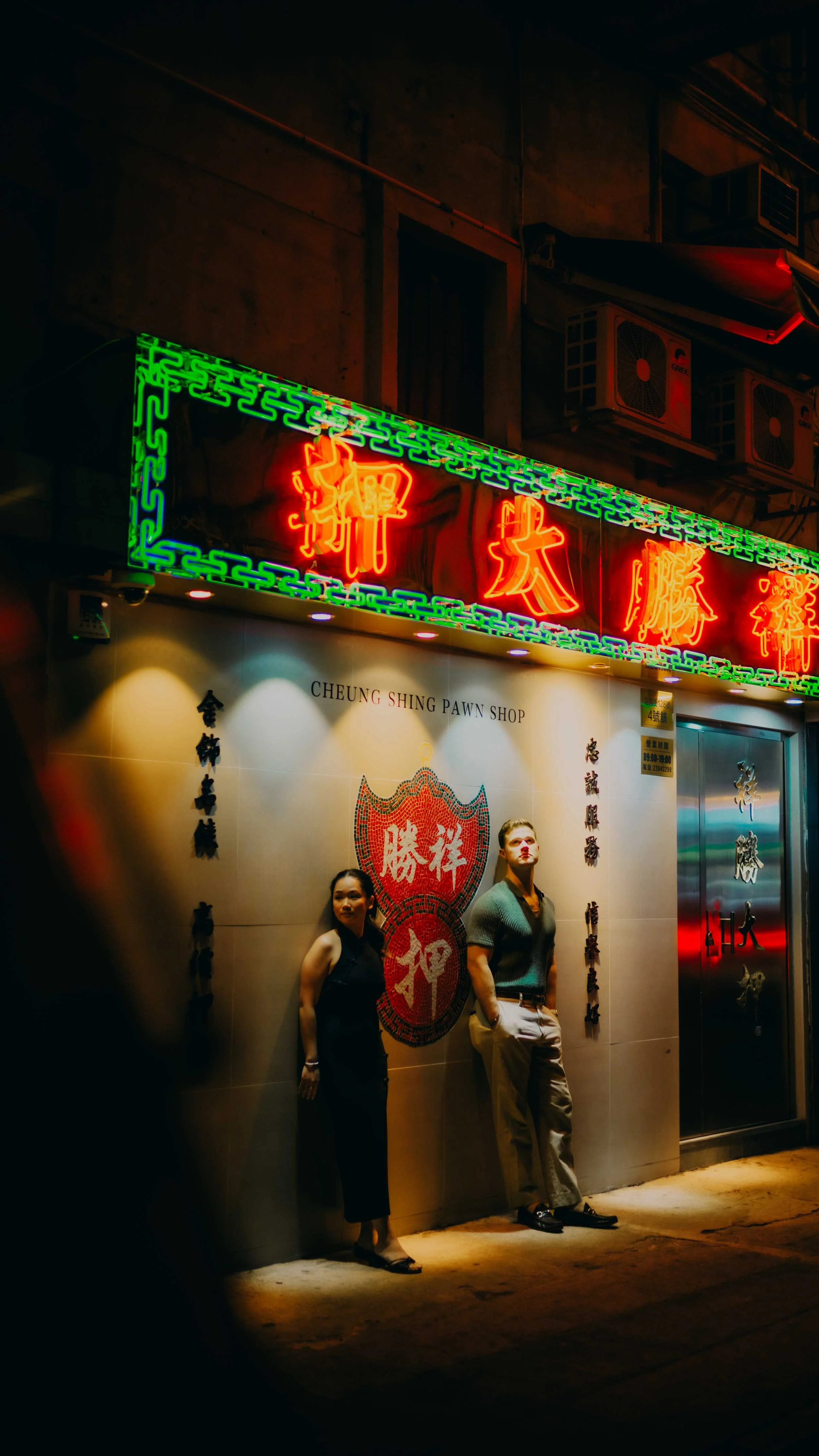 22-hongkong-engagement-mongkok-street-lightbus-leicaq3.jpg