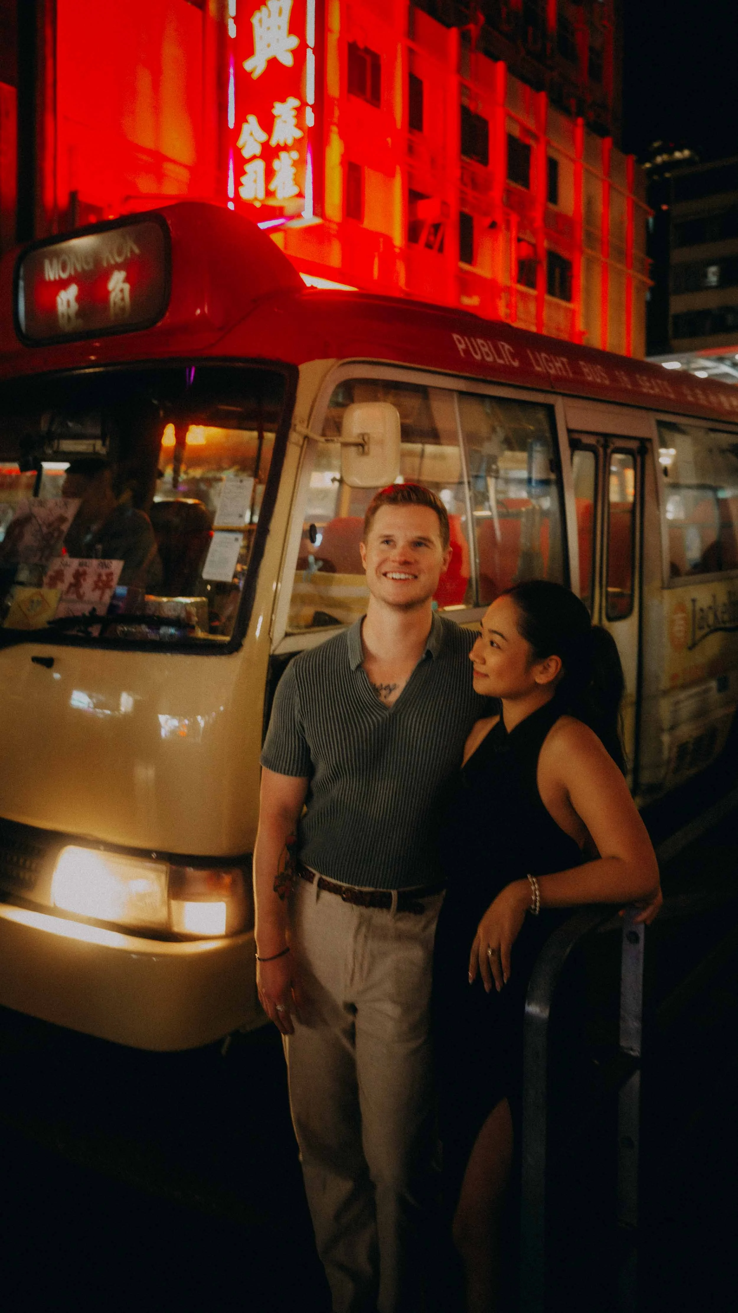 23-hongkong-engagement-mongkok-street-lightbus-leicaq3.jpg