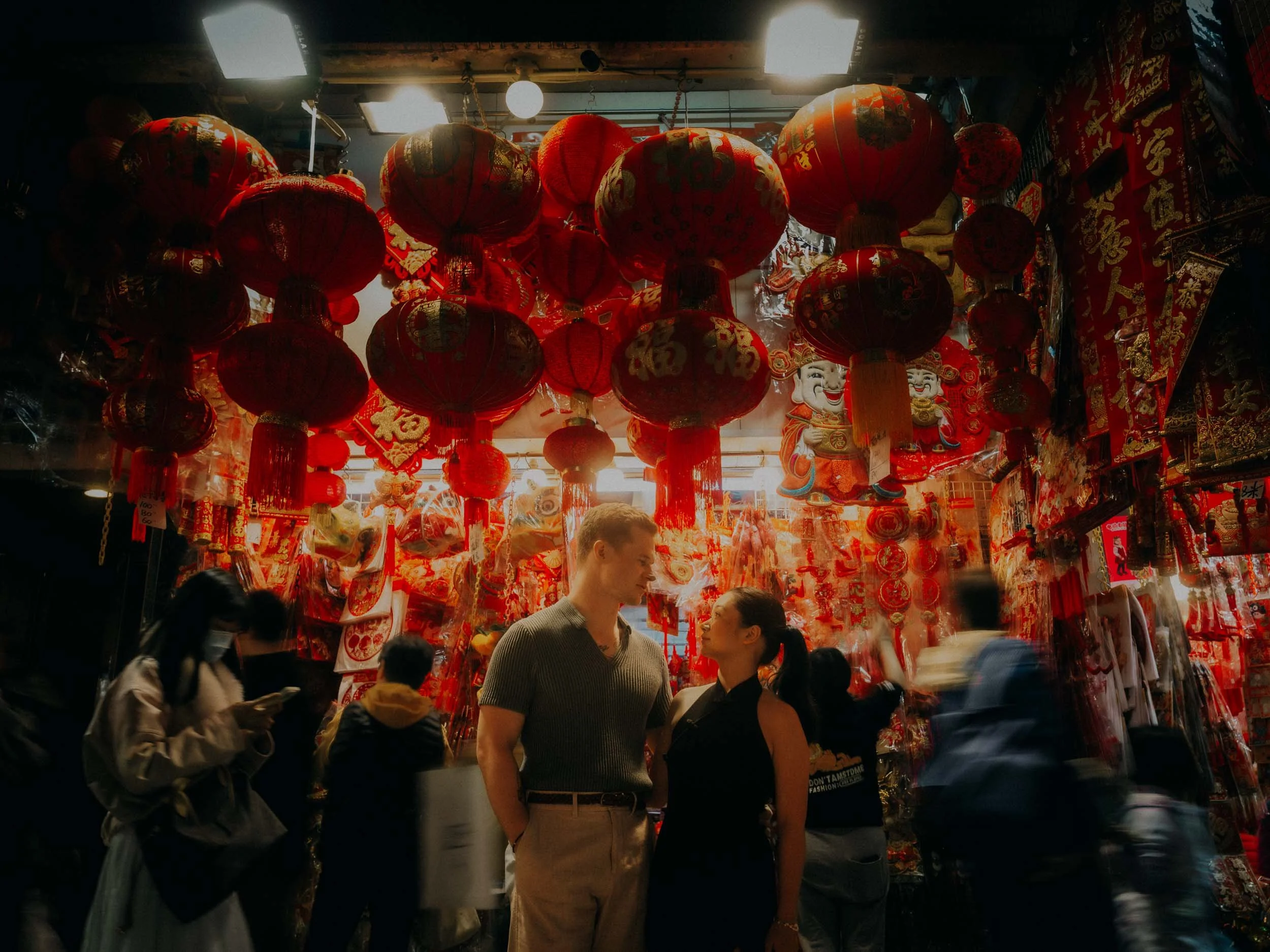 25-hongkong-engagement-shamshuipo-market-lanternstall-leicaq3.jpg