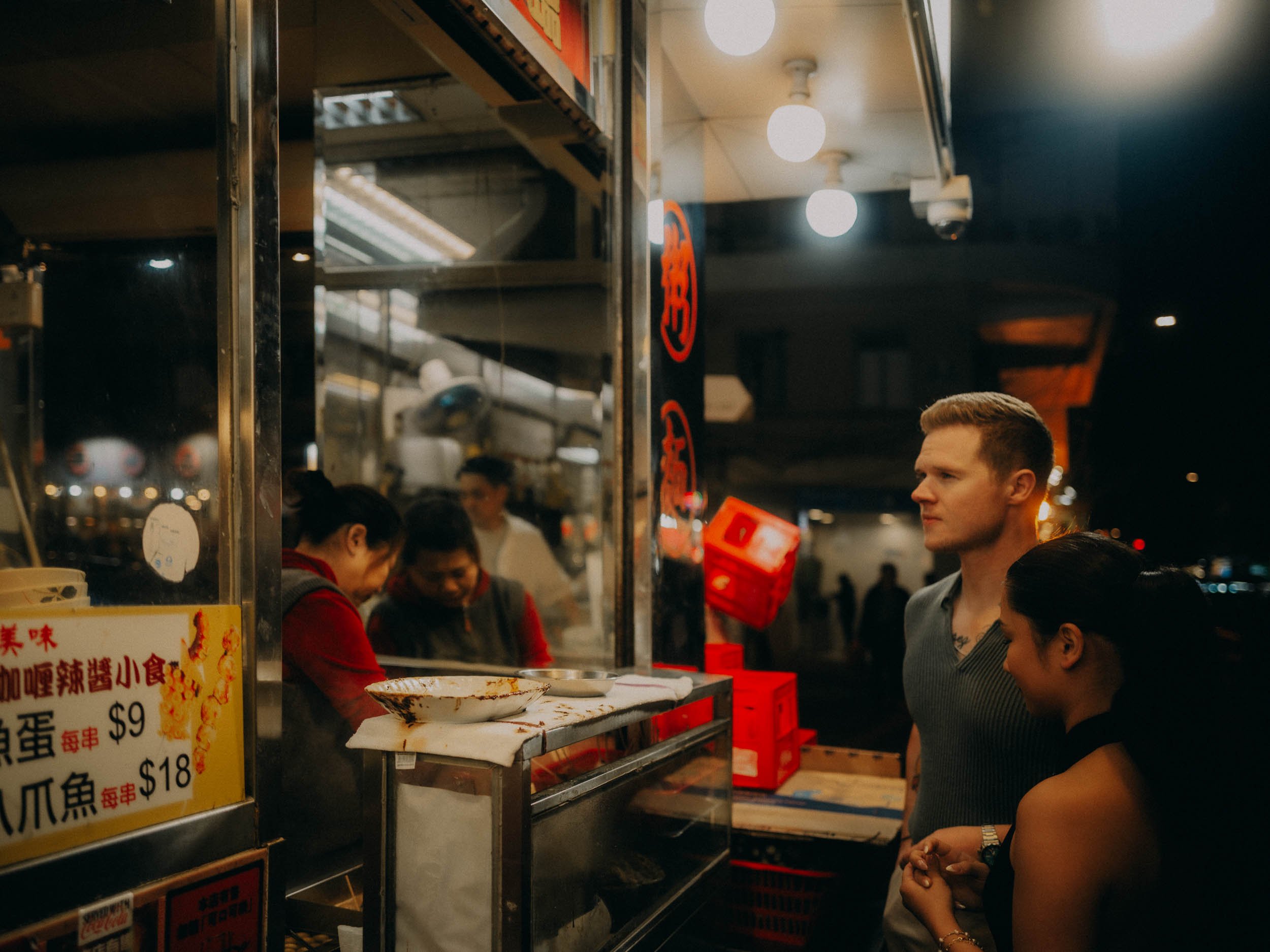 26-hongkong-engagement-shamshuipo-street-foodcounter-leicaq3.jpg