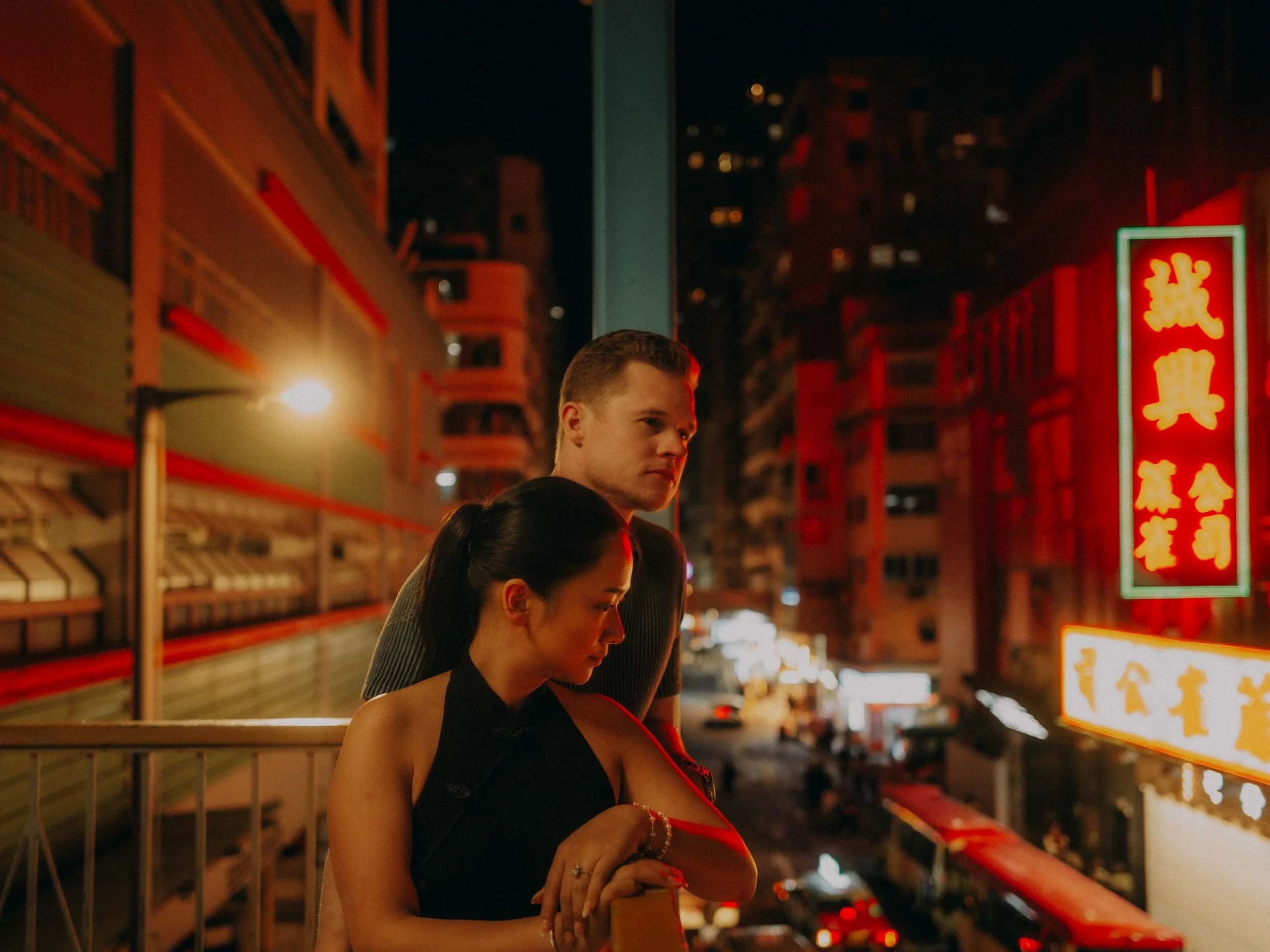27-hongkong-engagement-mongkok-overpass-neonportrait-leicaq3.jpg