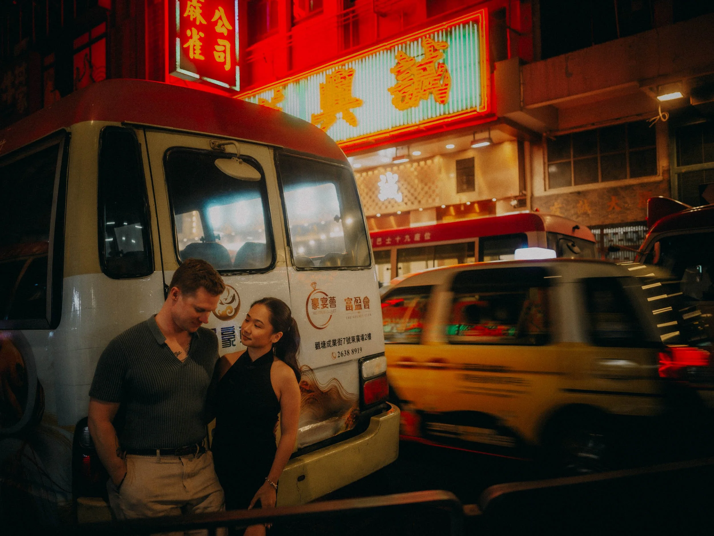 29-hongkong-engagement-mongkok-street-taxiblur-leicaq3.jpg