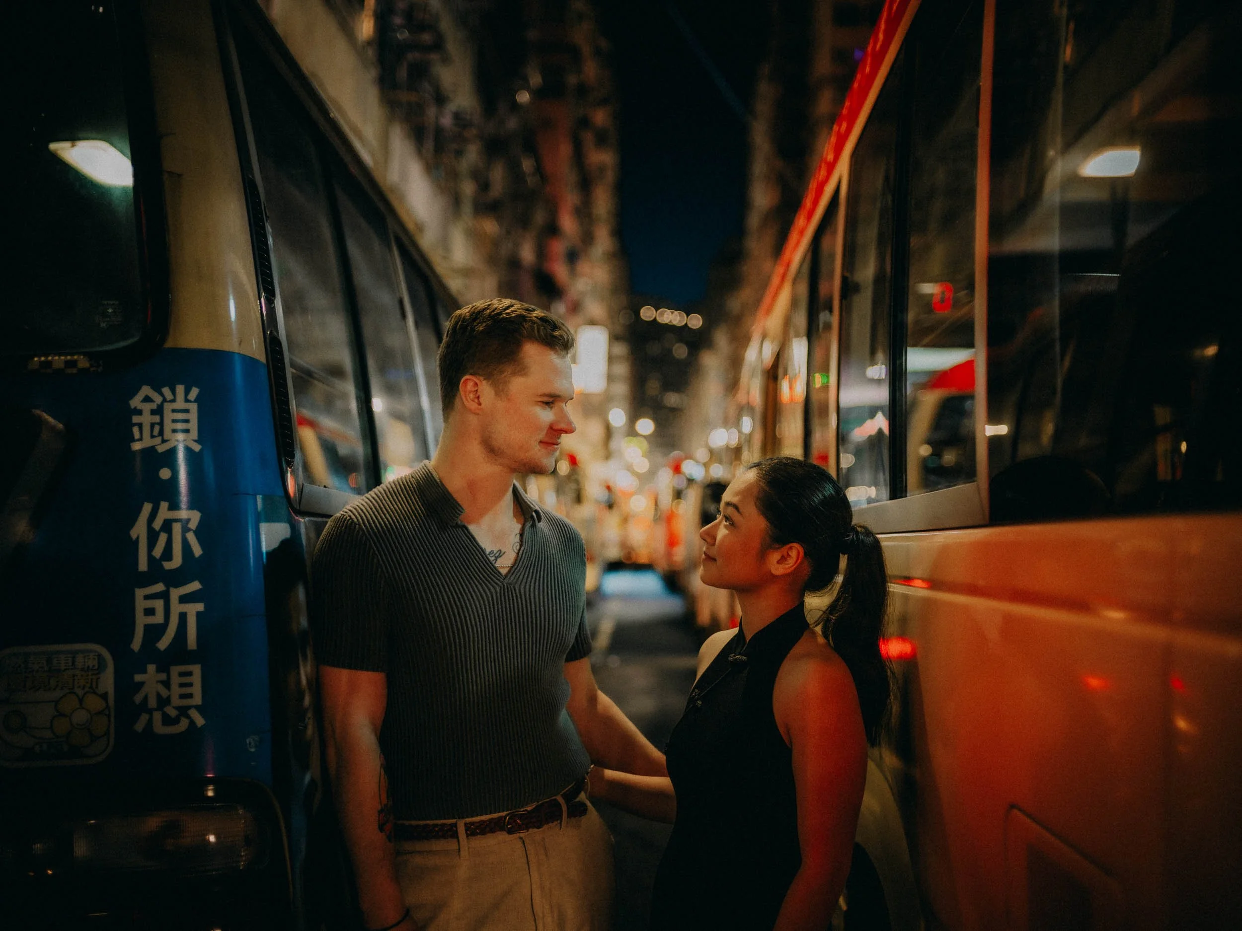 30-hongkong-engagement-mongkok-street-betweenbuses-leicasl2.jpg