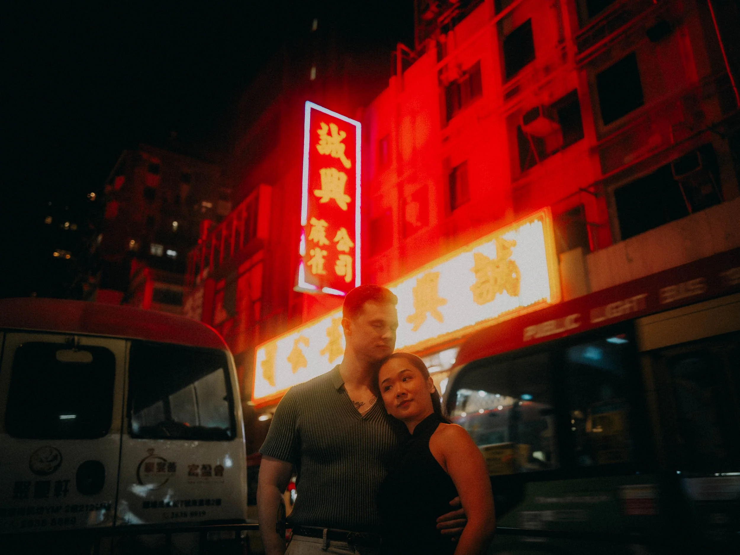31-hongkong-engagement-mongkok-street-busmotion-leicaq3.jpg