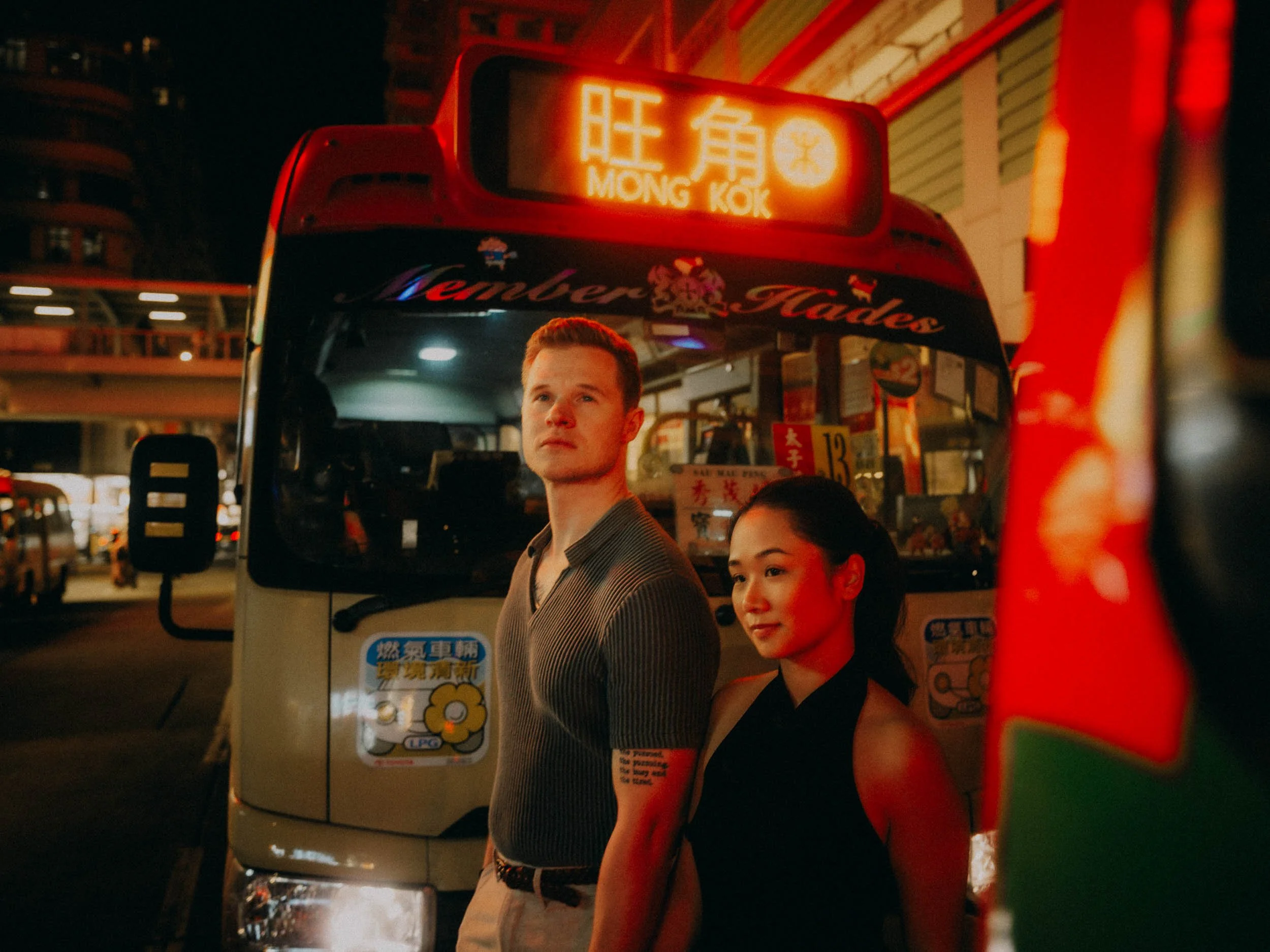 32-hongkong-engagement-mongkok-street-busdestination-leicaq3.jpg