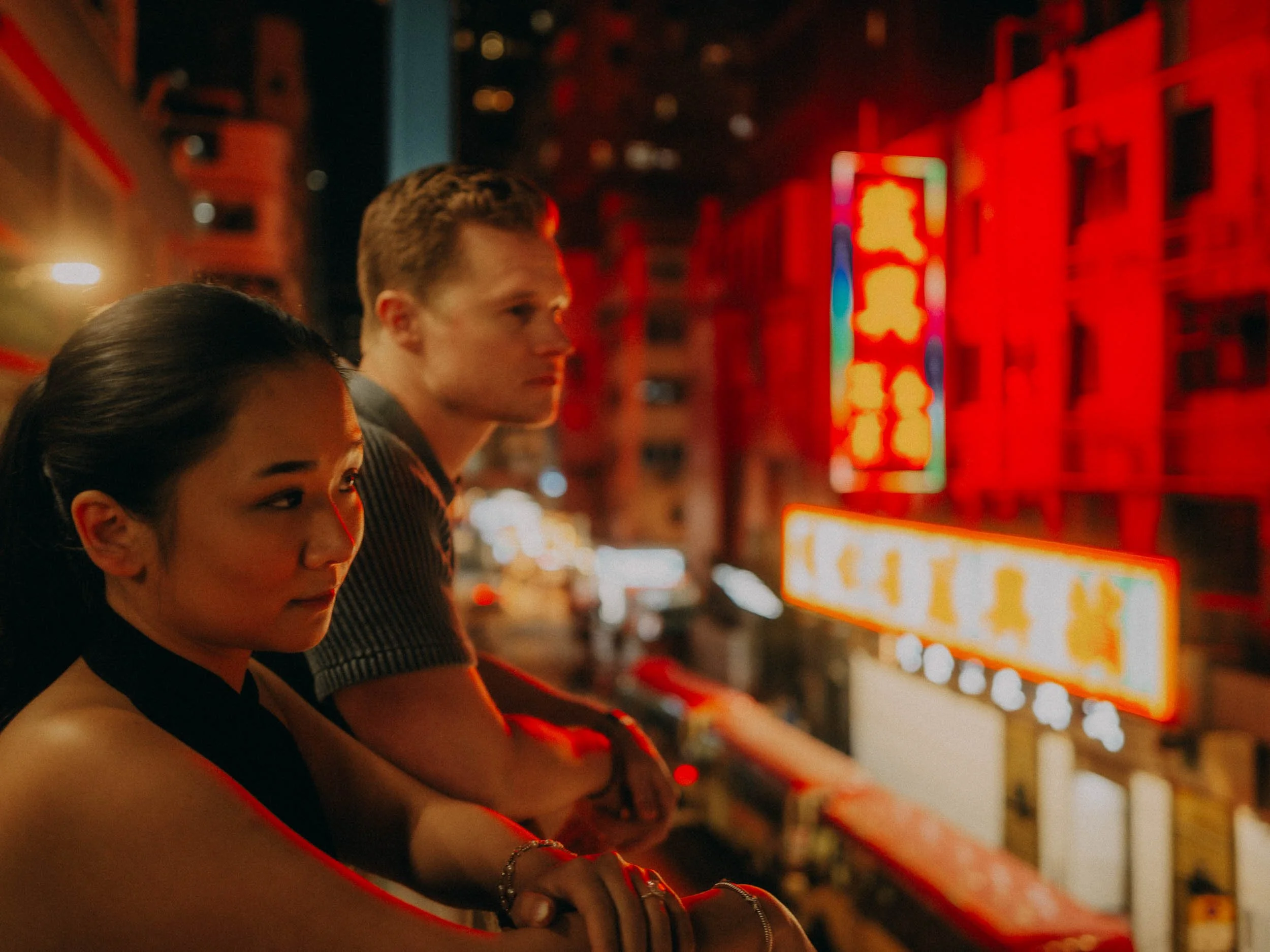 33-hongkong-engagement-mongkok-overpass-closeup-leicaq3.jpg