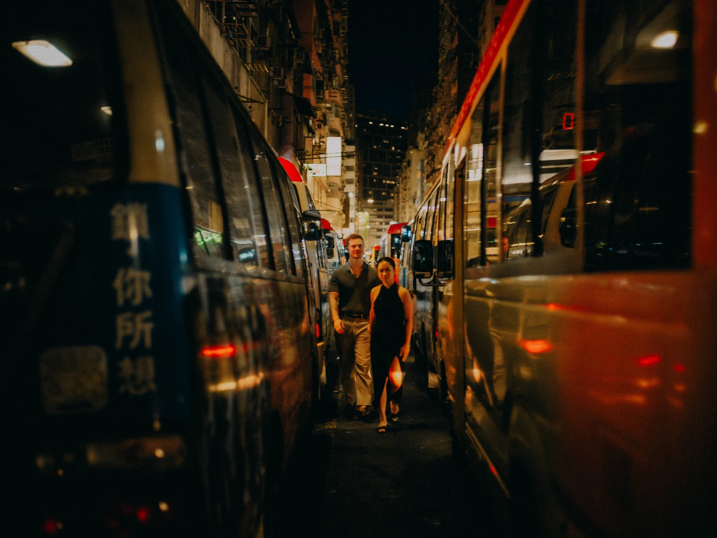 35-hongkong-engagement-mongkok-street-walking-leicasl2.jpg
