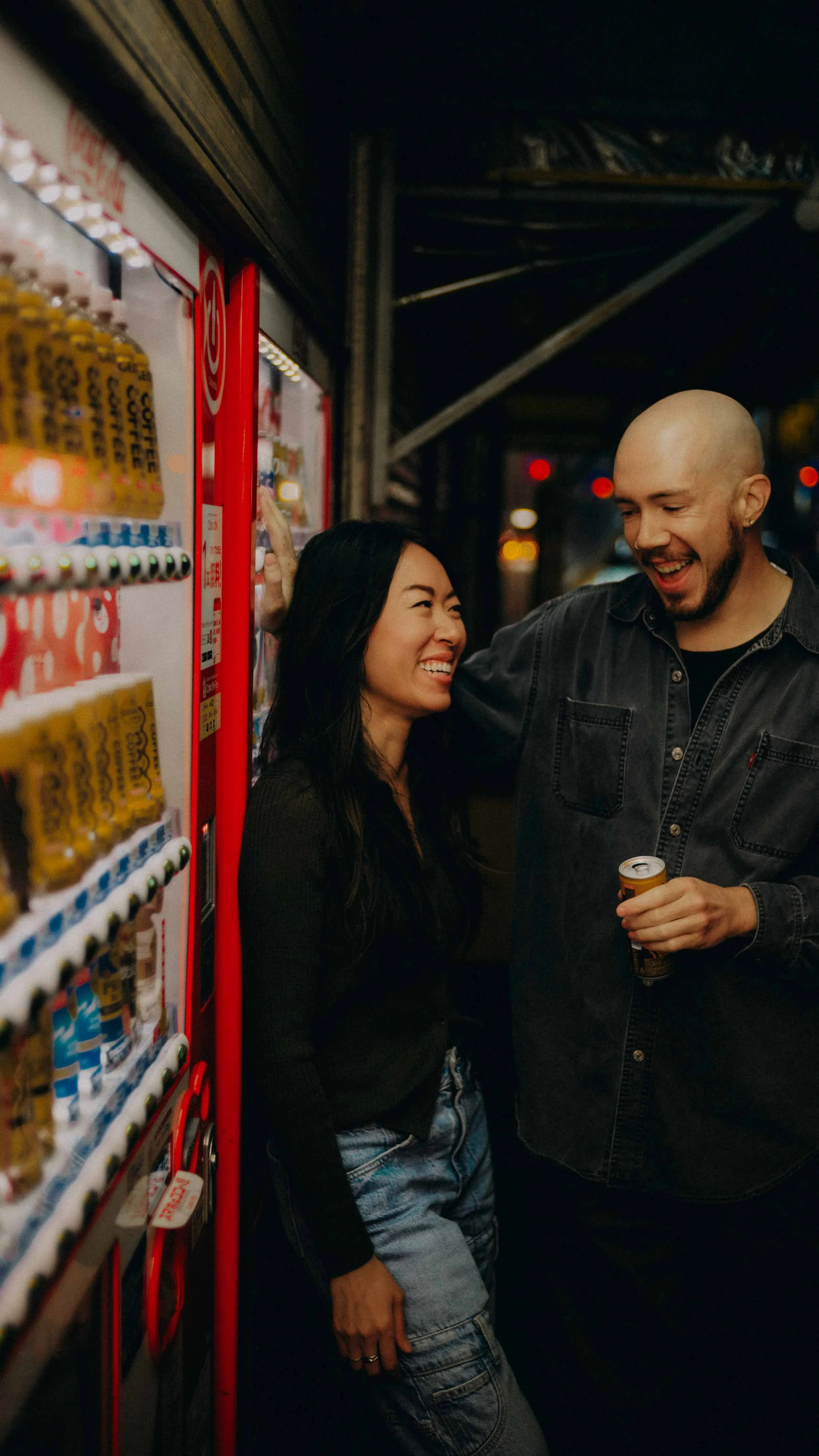 9-tokyo-honeymoon-akihabara-vendingmachine-laughter-leicasl2.jpg