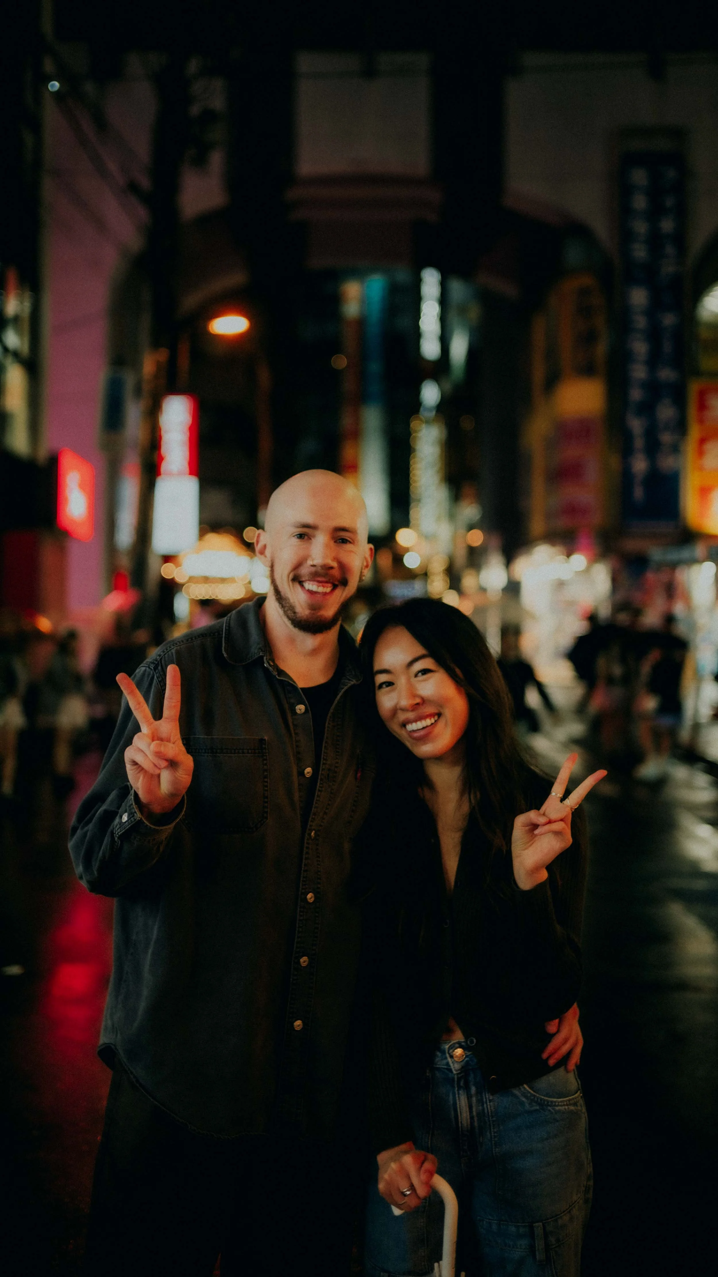 23-tokyo-honeymoon-akihabara-street-peacesigns-leicasl2.jpg