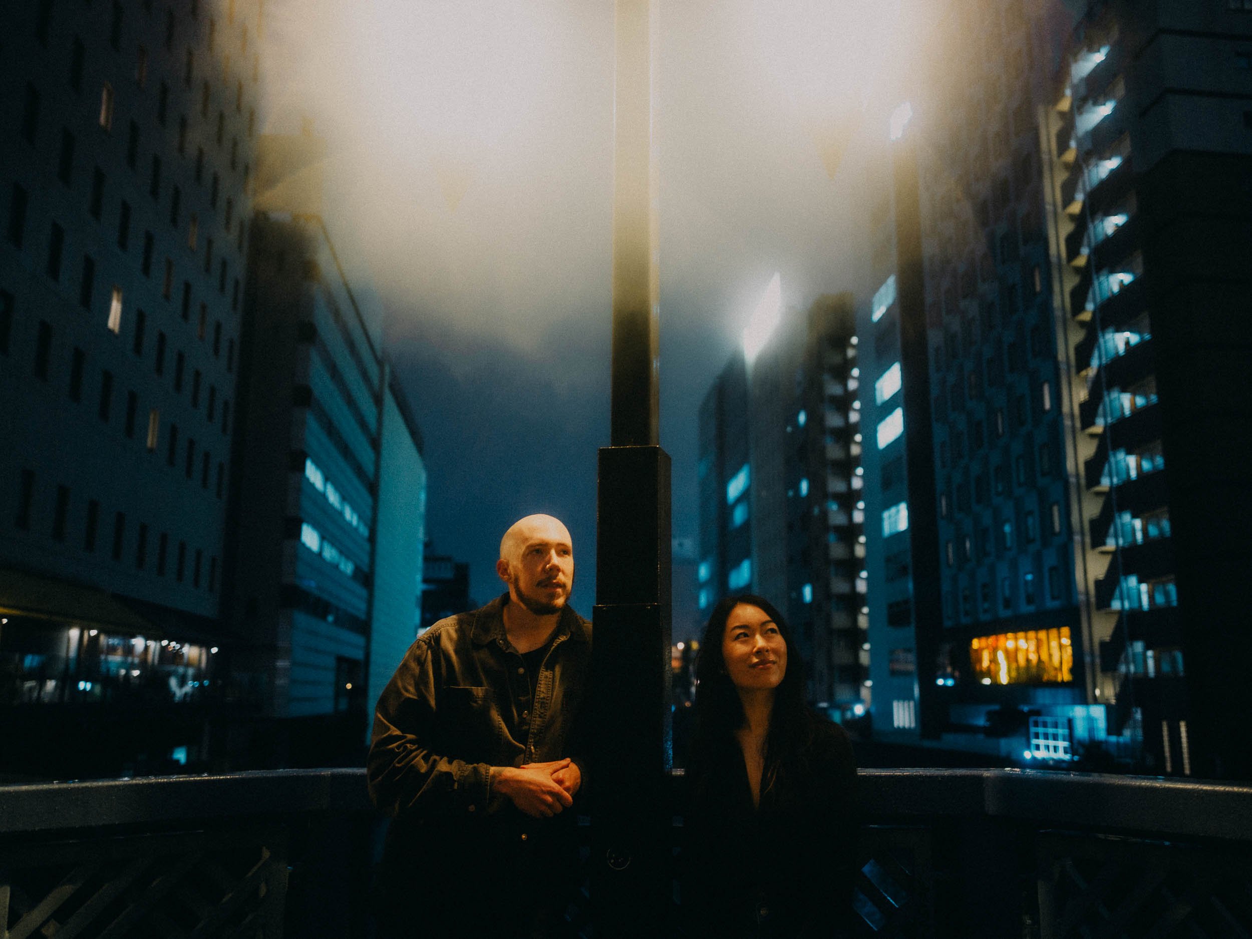 25-tokyo-honeymoon-akihabara-bridge-streetlamp-leicaq3.jpg