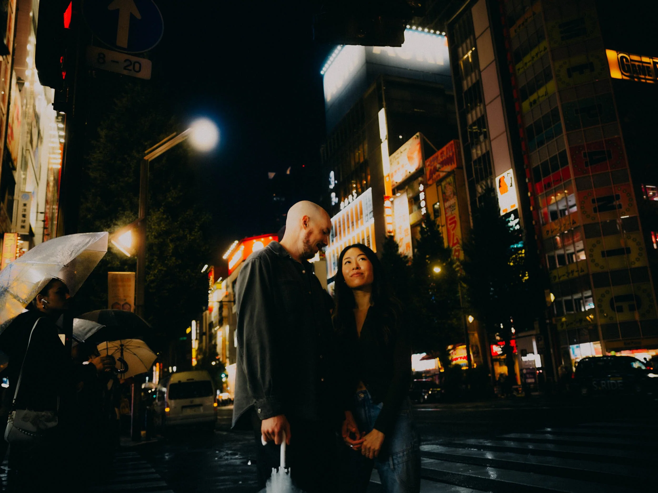26-tokyo-honeymoon-akihabara-crosswalk-walk-leicaq3.jpg