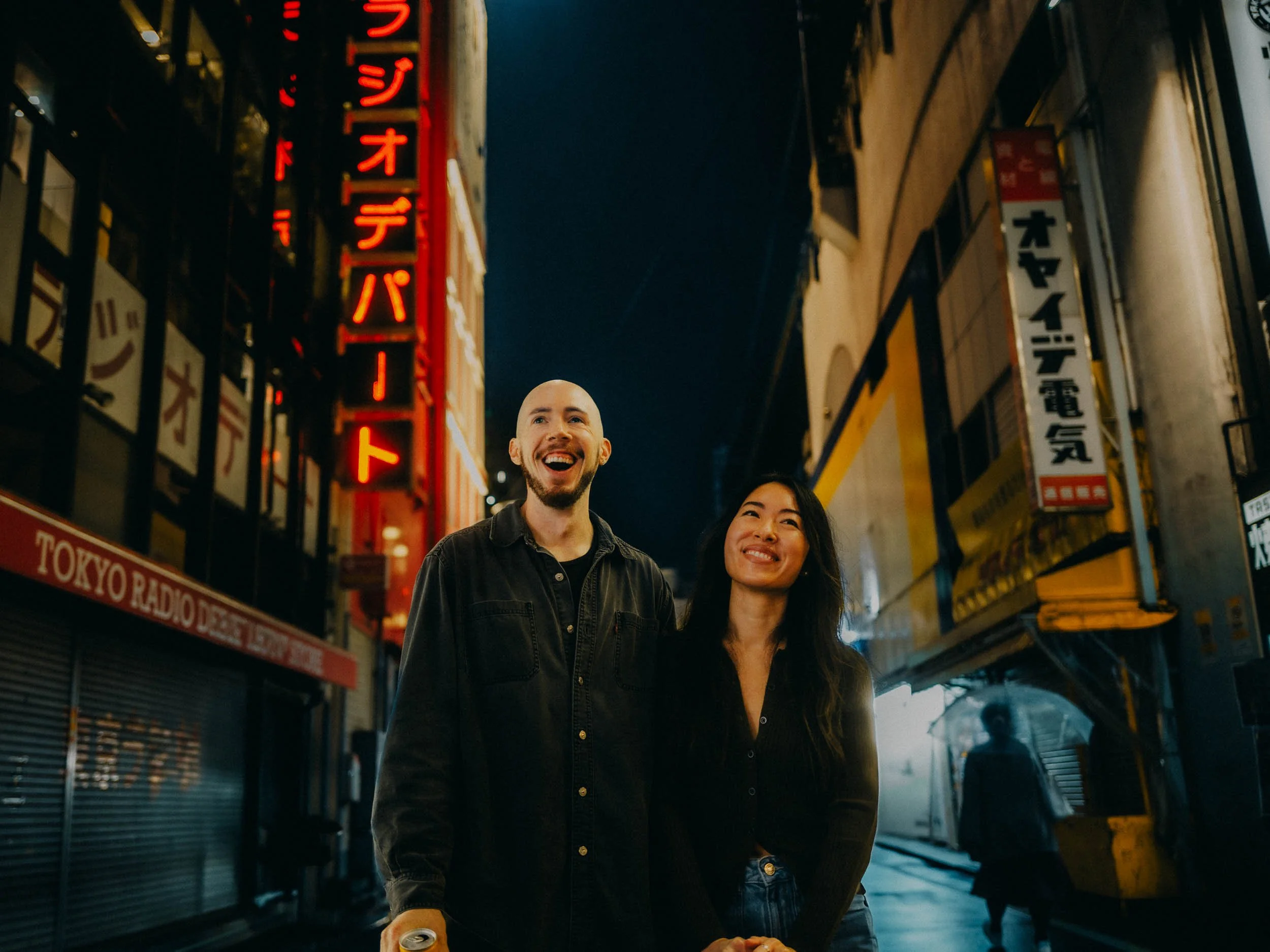 28-tokyo-honeymoon-akihabara-street-redsign-leicaq3.jpg