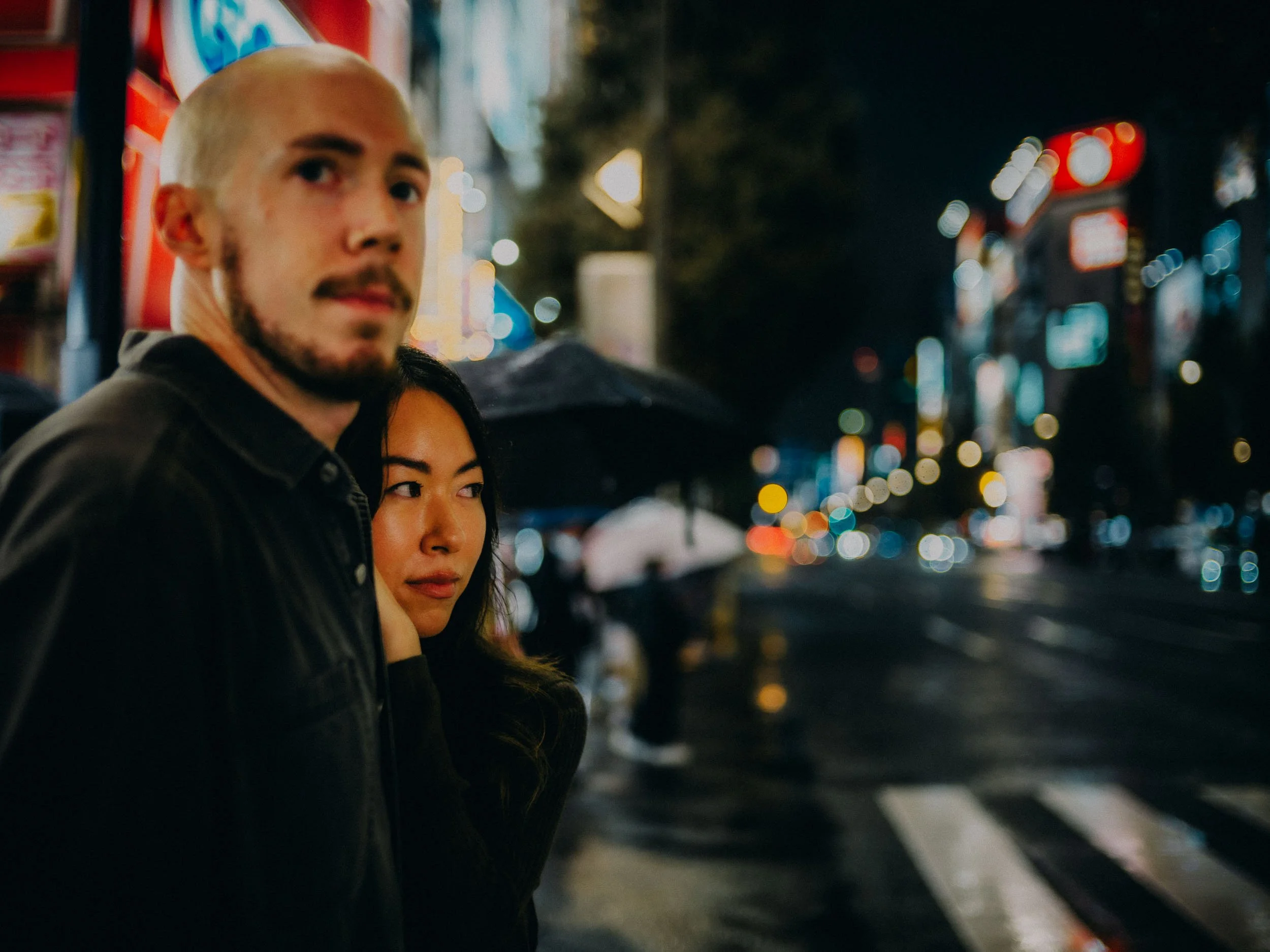 29-tokyo-honeymoon-akihabara-rain-sideportrait-leicasl2.jpg