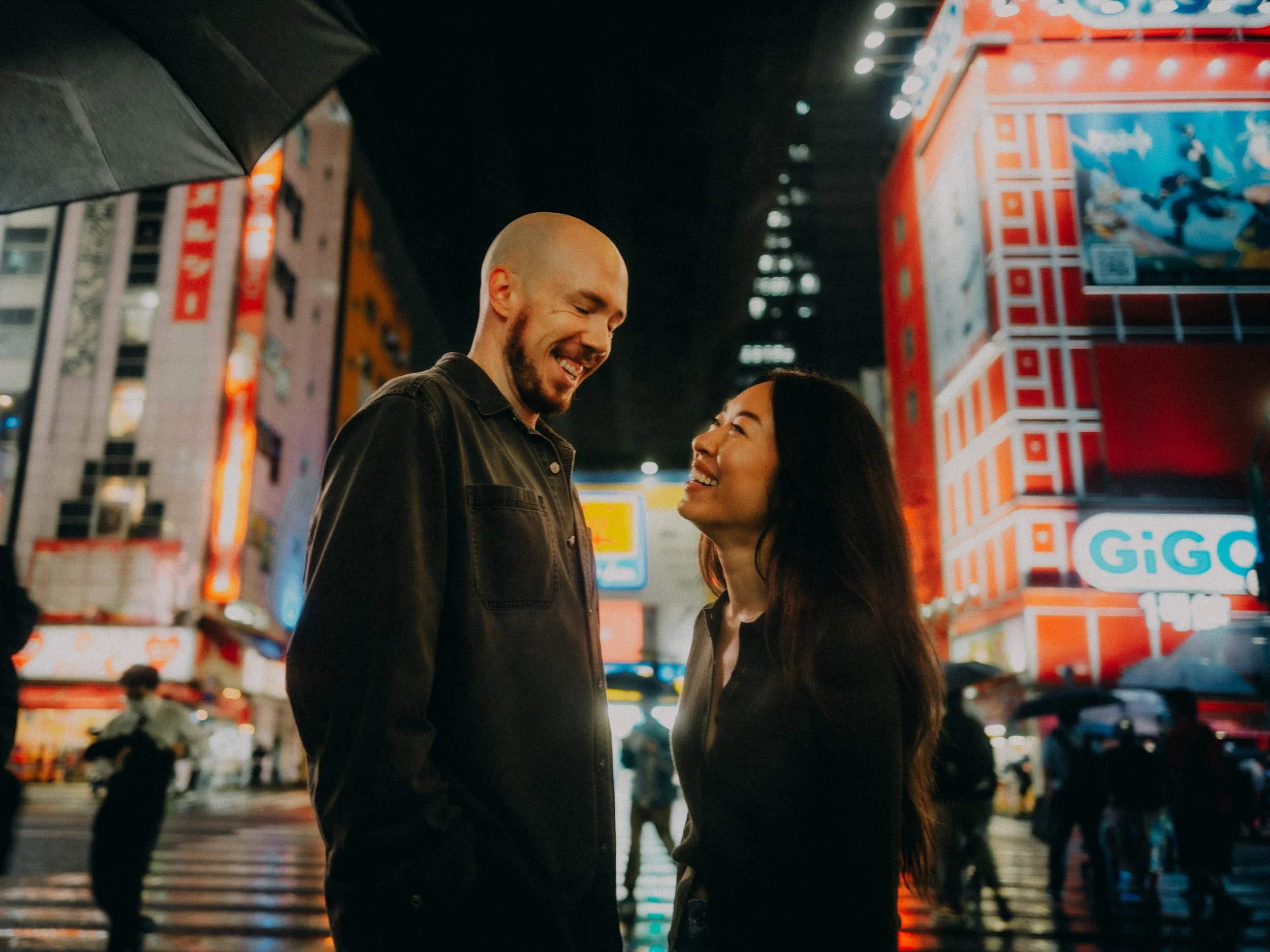 32-tokyo-honeymoon-akihabara-crosswalk-laughter-leicaq3.jpg