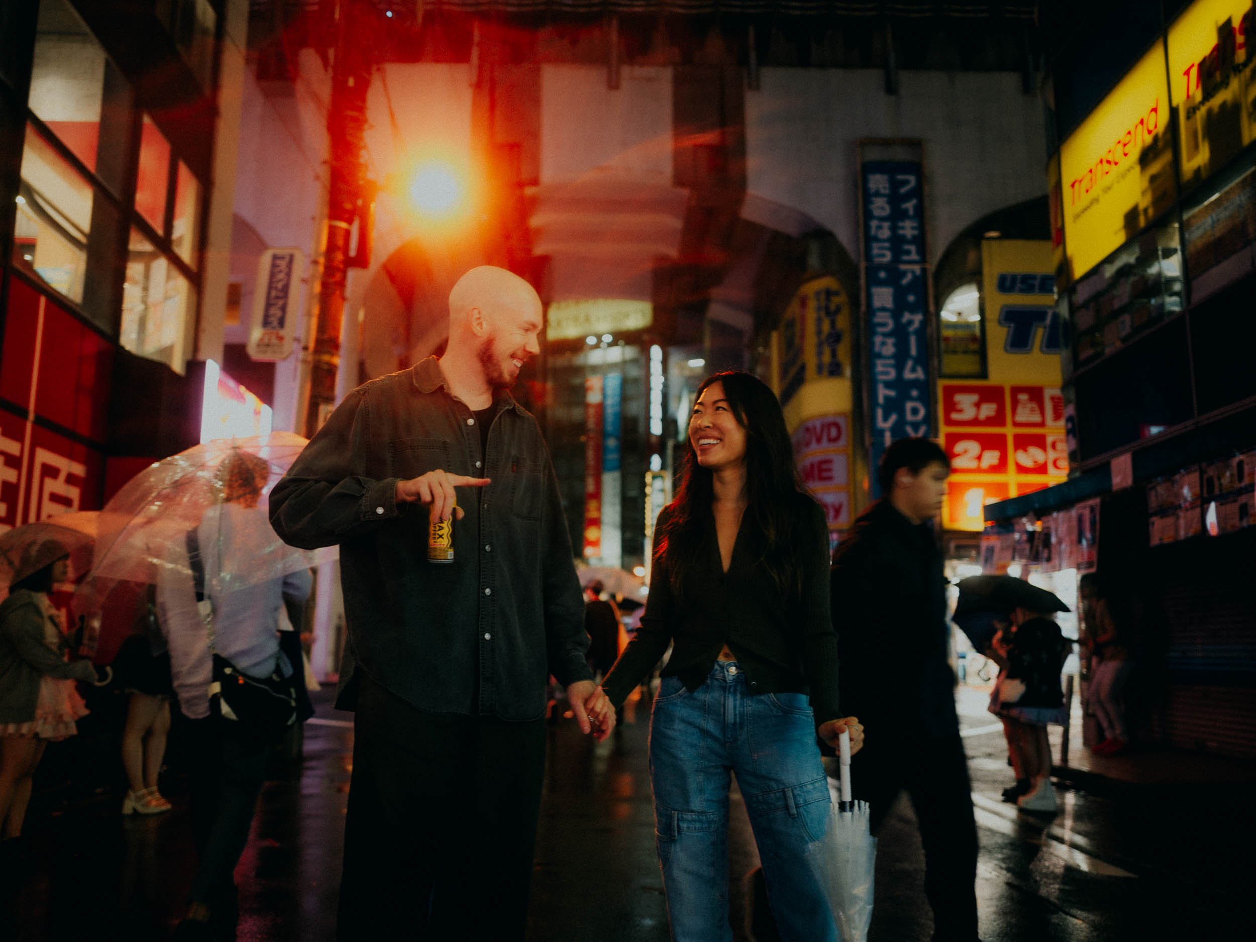 34-tokyo-honeymoon-akihabara-street-handinhand-leicaq3.jpg