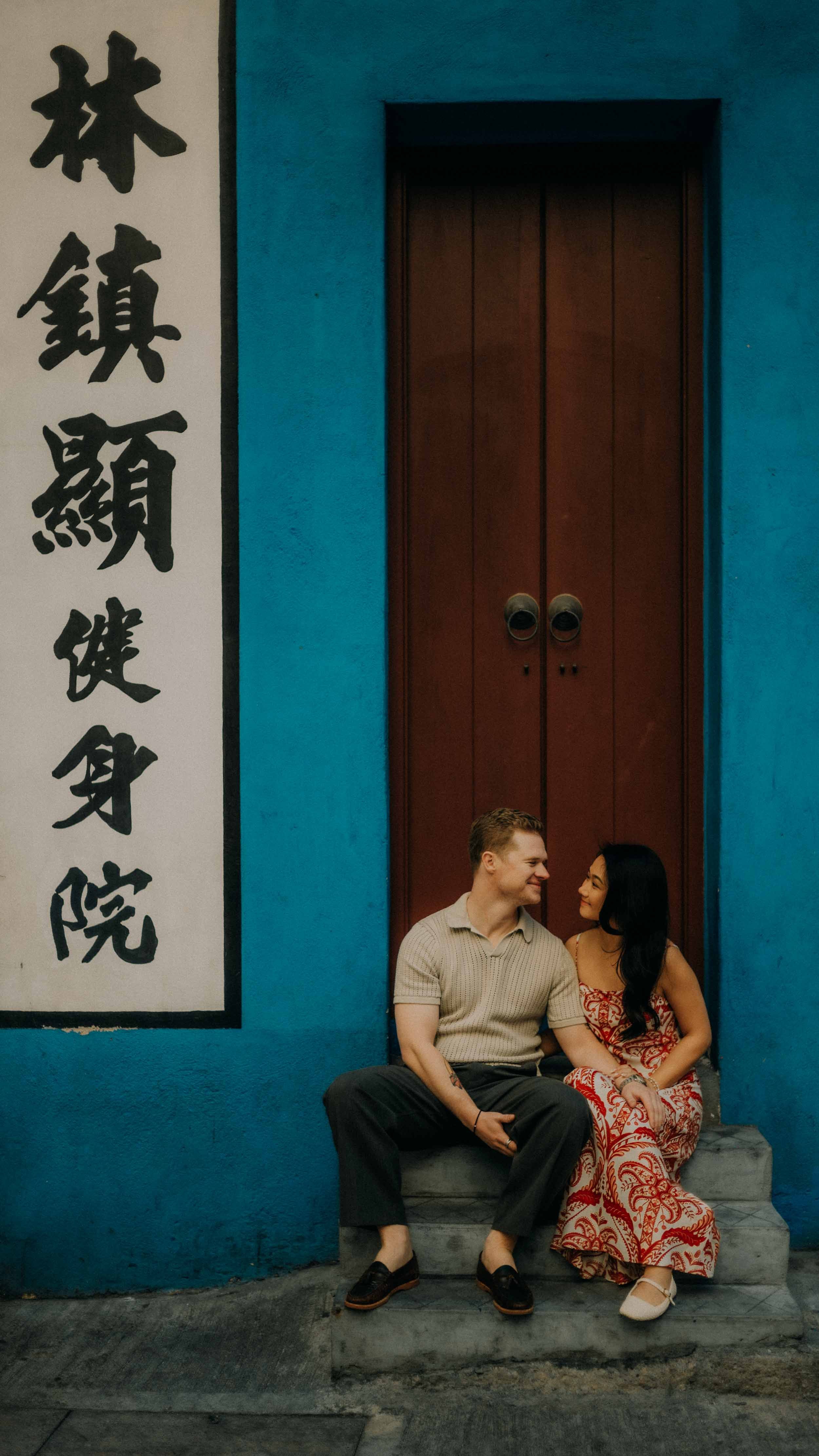 1-hongkong-engagement-wanchai-street-bluehouse-leicasl2.jpg