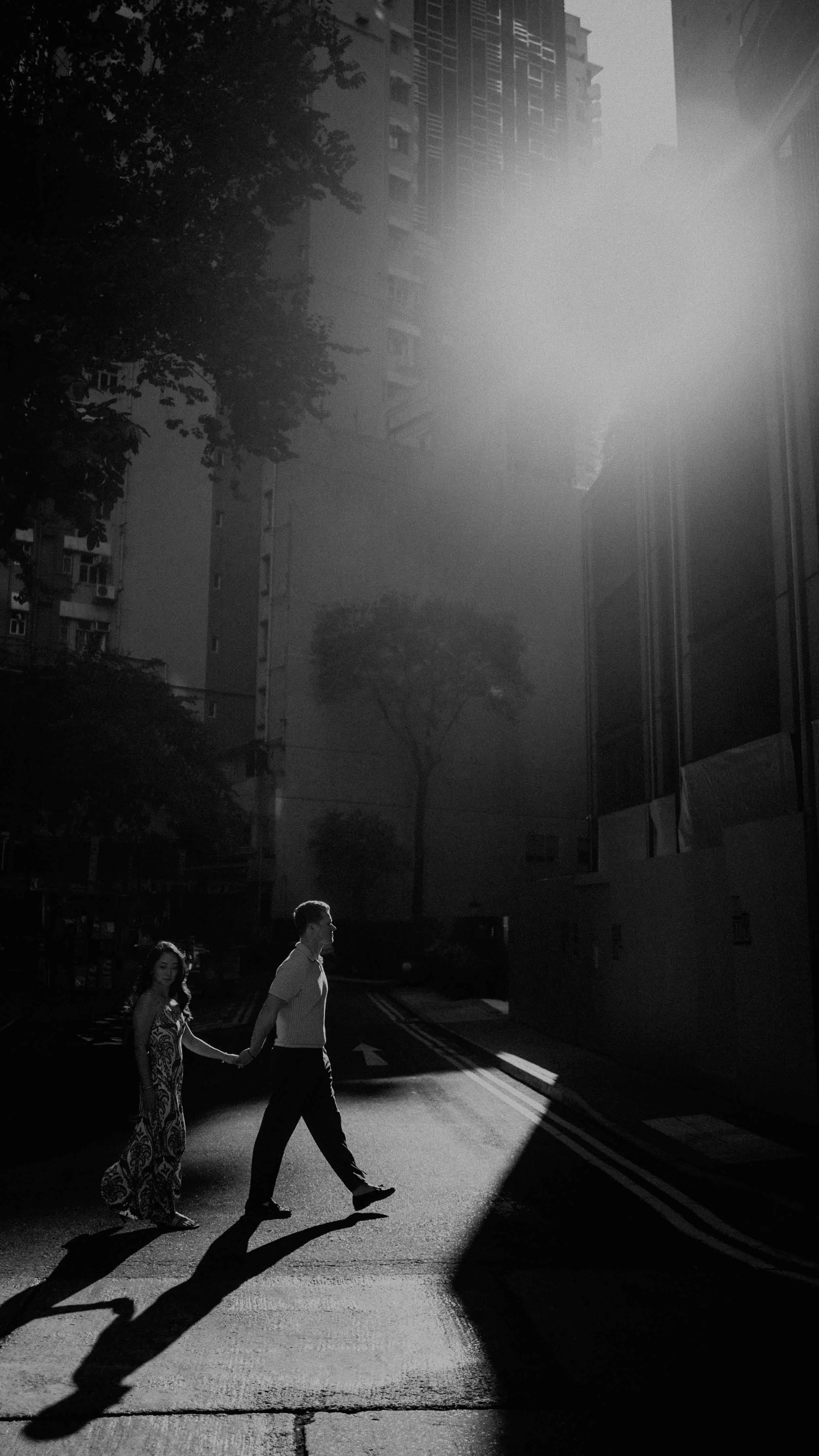 8-hongkong-engagement-wanchai-street-longshadow-leicaq3.jpg