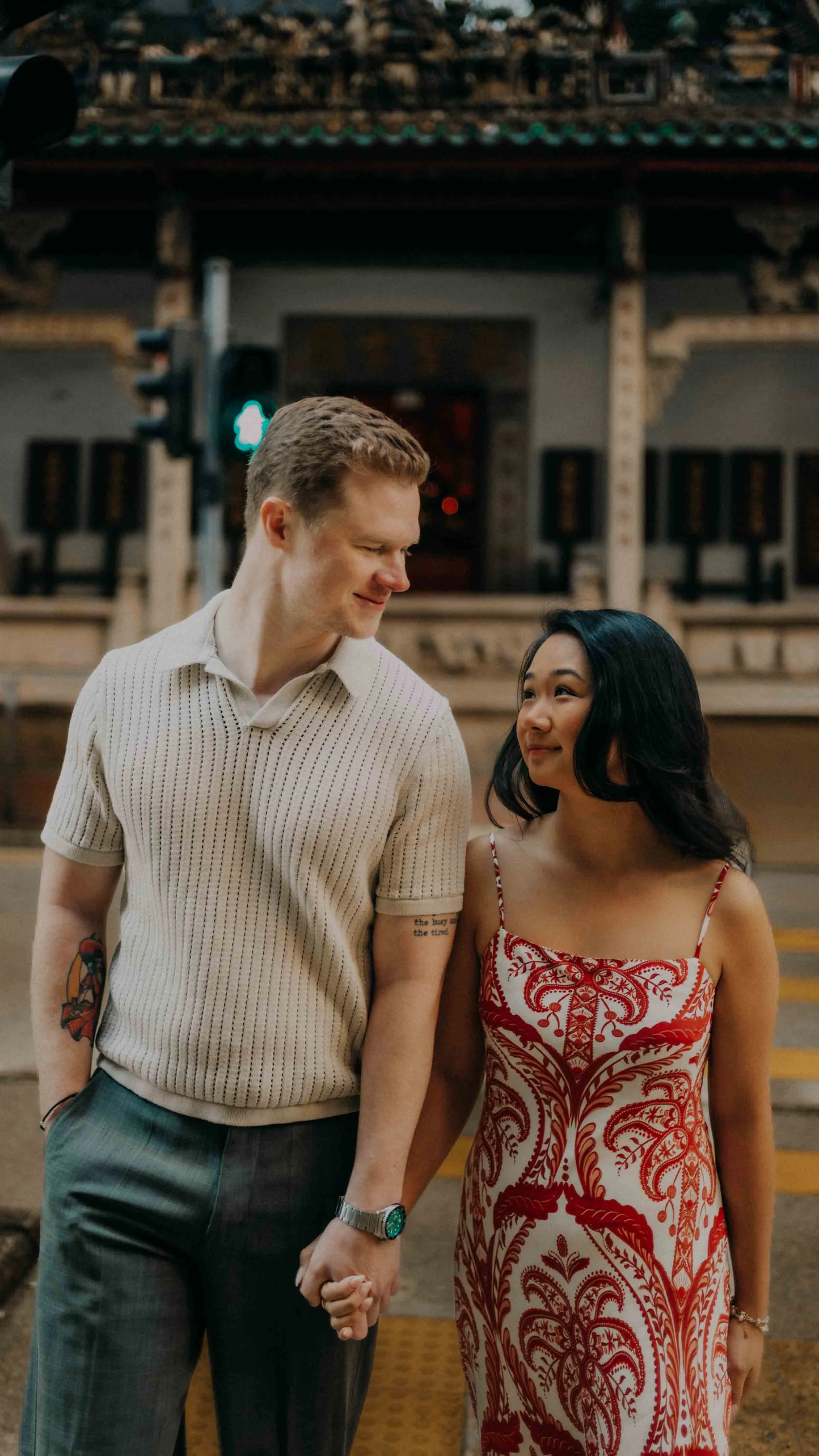 10-hongkong-engagement-wanchai-street-handinhand-leicasl2.jpg