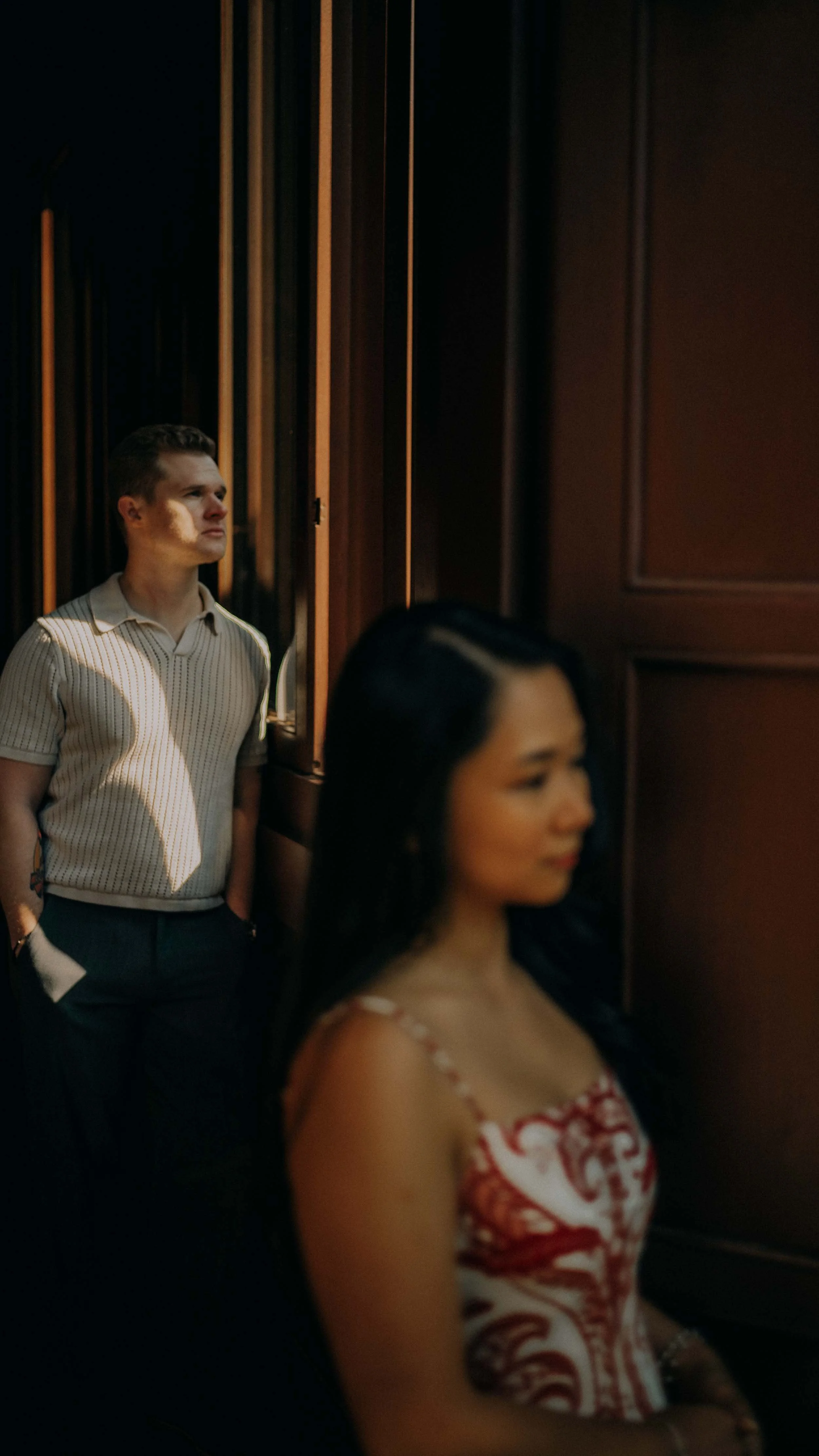 16-hongkong-engagement-nanlian-window-selectivefocus-leicasl2.jpg