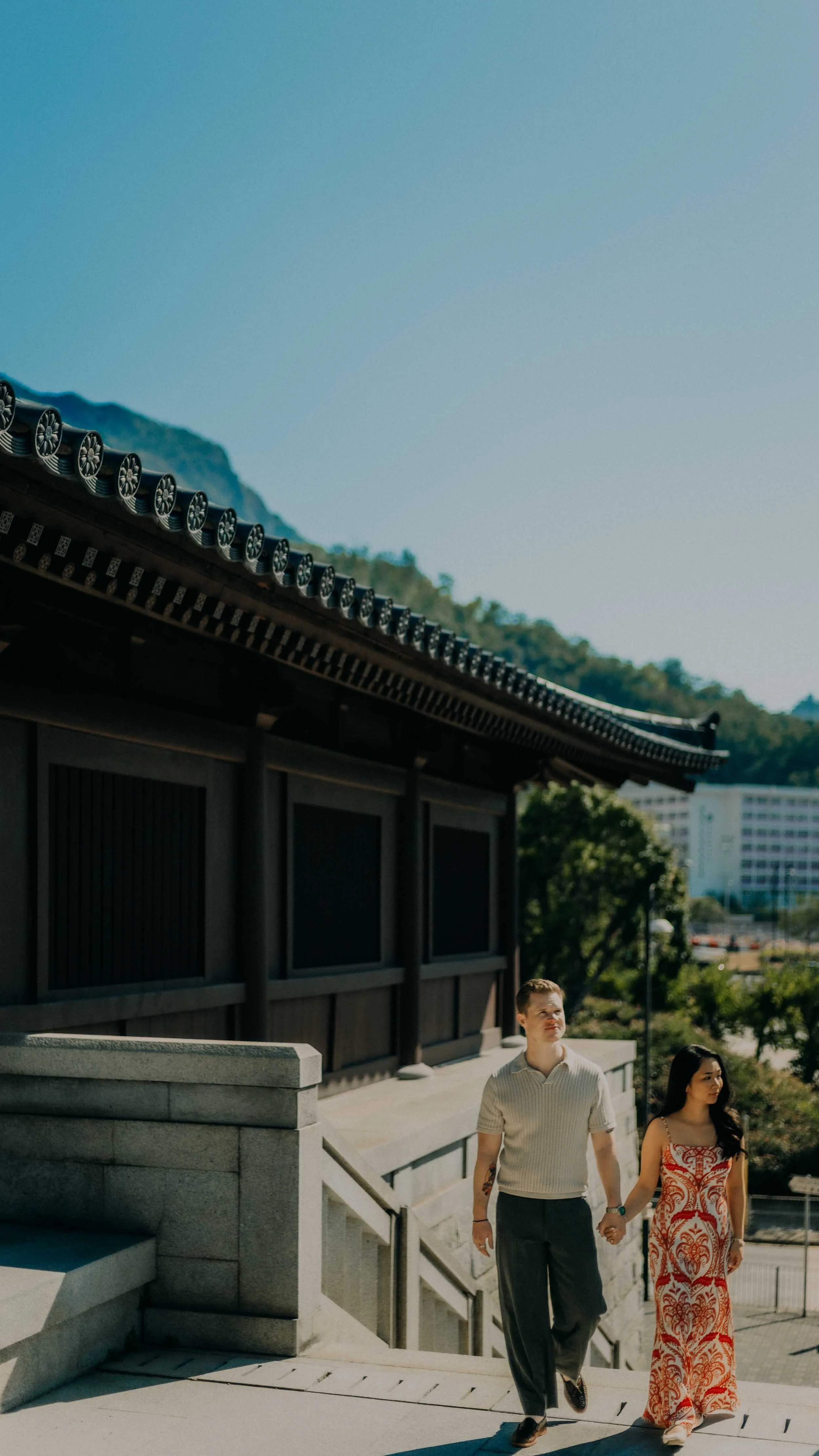 17-hongkong-engagement-nanliangarden-outdoor-walk-leicasl2.jpg