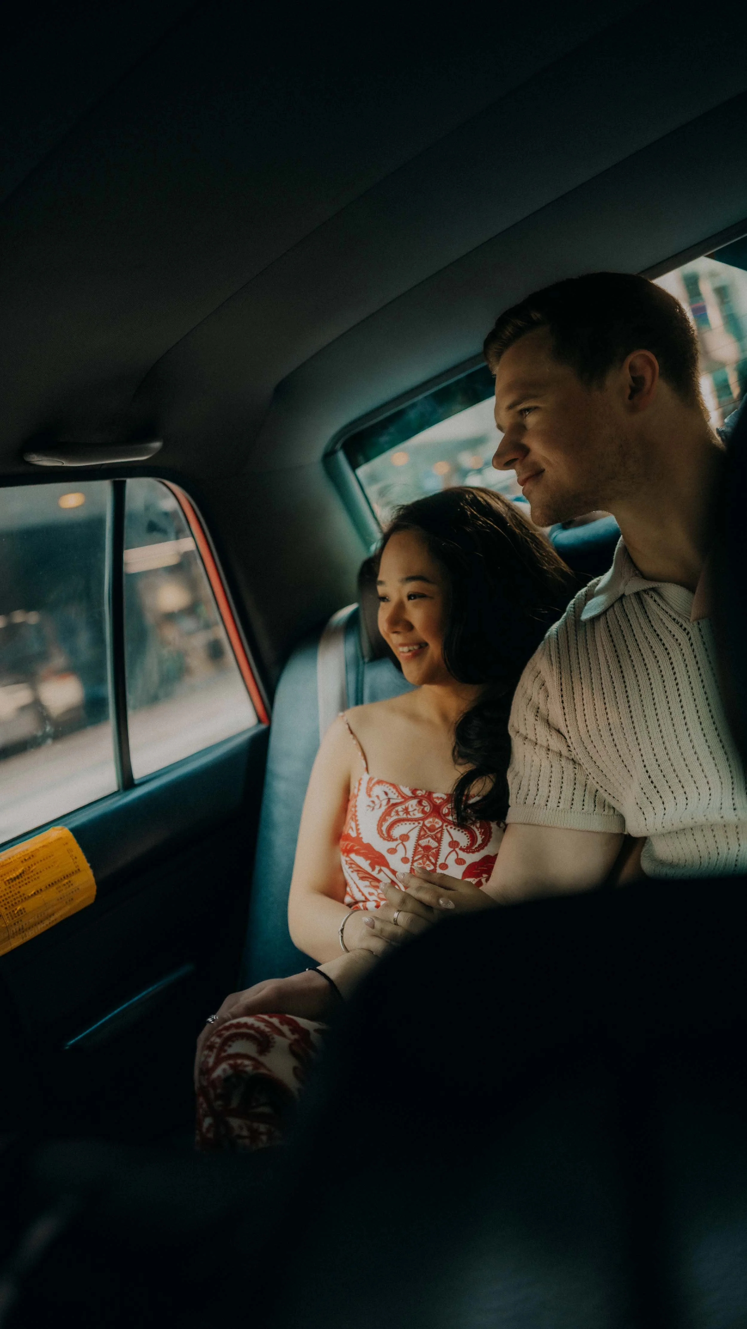 23-hongkong-engagement-hongkong-taxi-coupleportrait-leicaq3.jpg