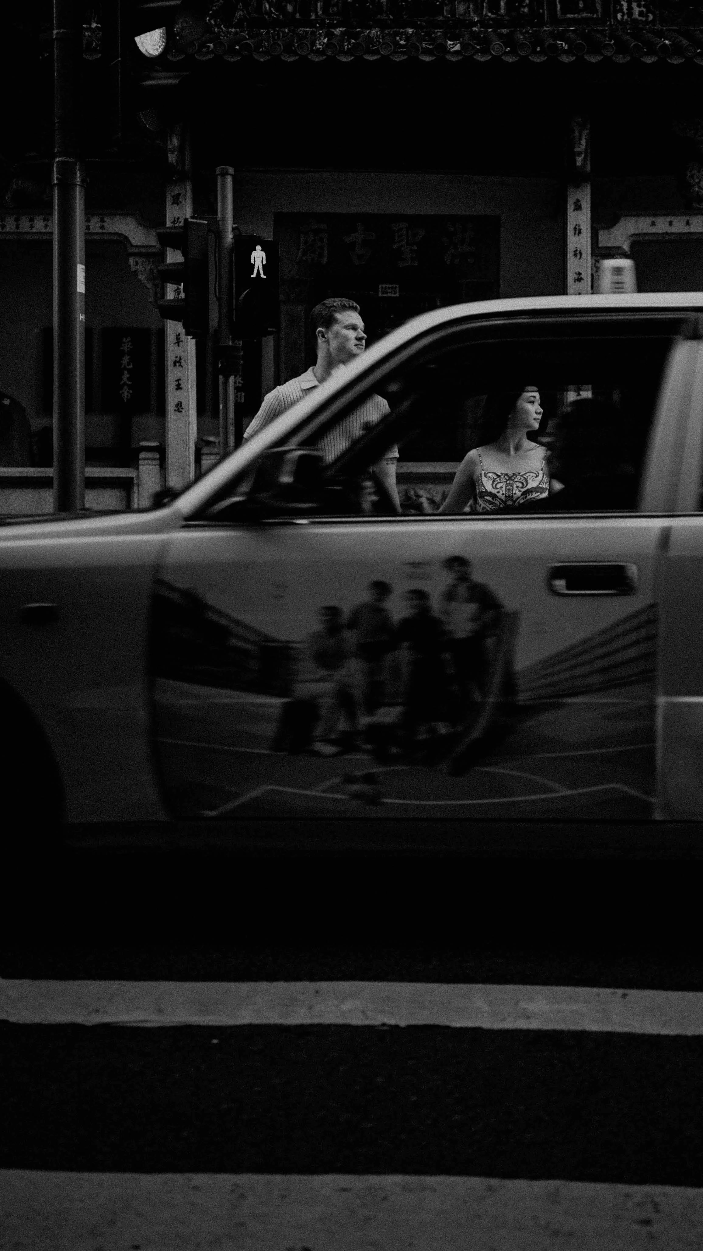 24-hongkong-engagement-wanchai-street-taxilayer-leicaq3.jpg