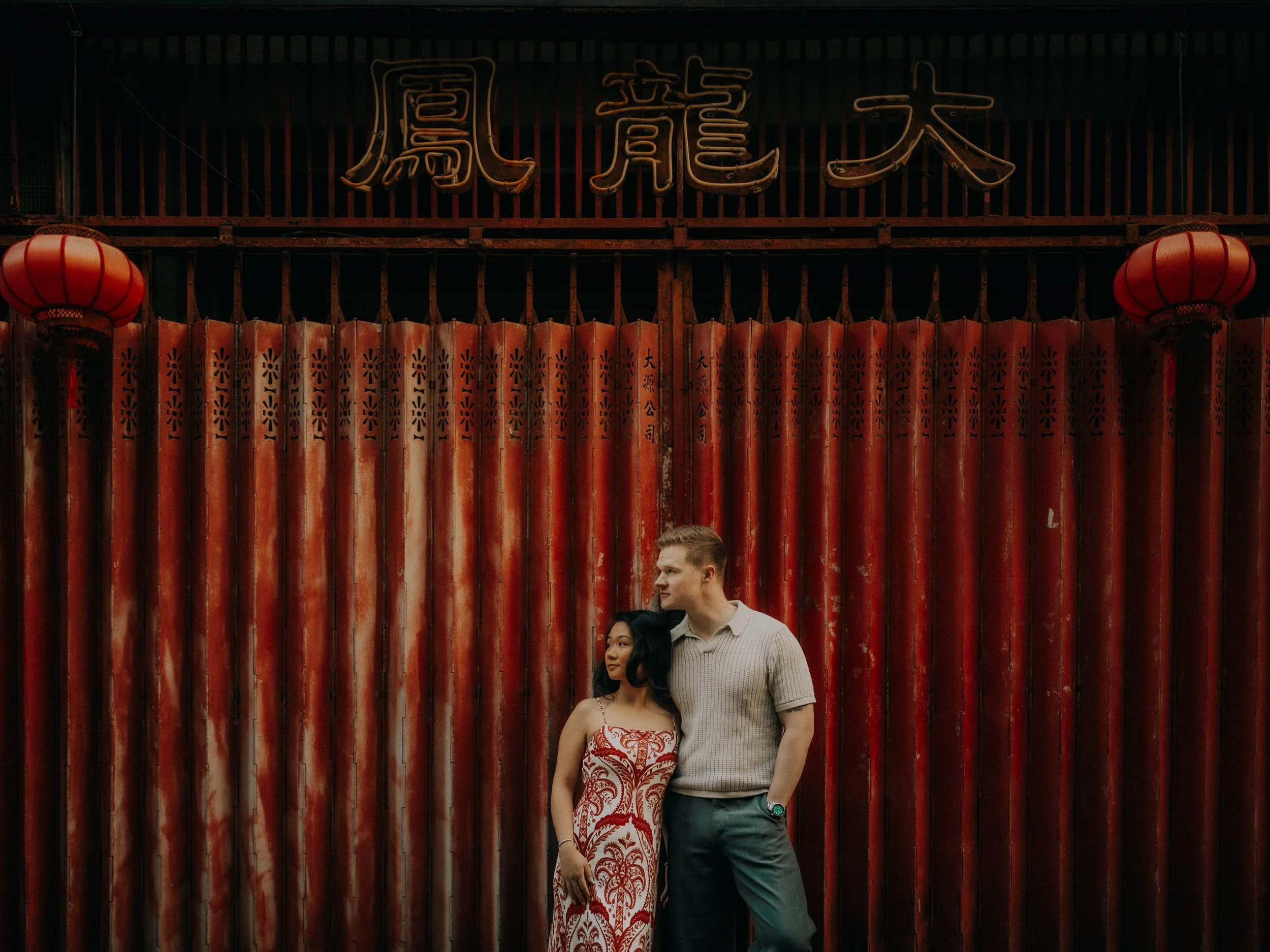 25-hongkong-engagement-wanchai-street-crimsonwall-leicaq3.jpg