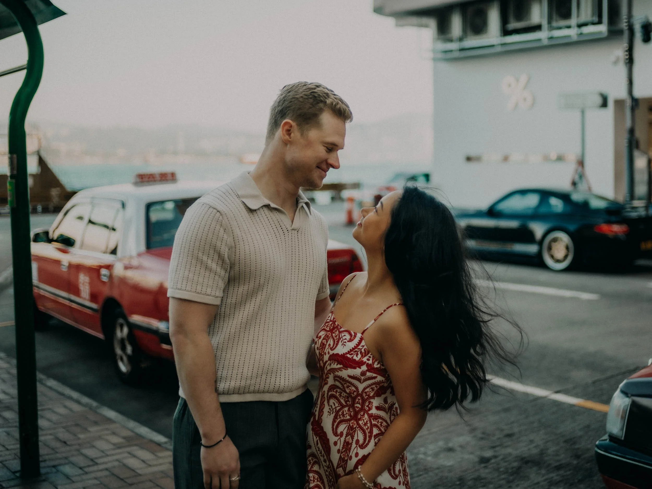 34-hongkong-engagement-kennedytown-street-redtaxi-leicasl2.jpg