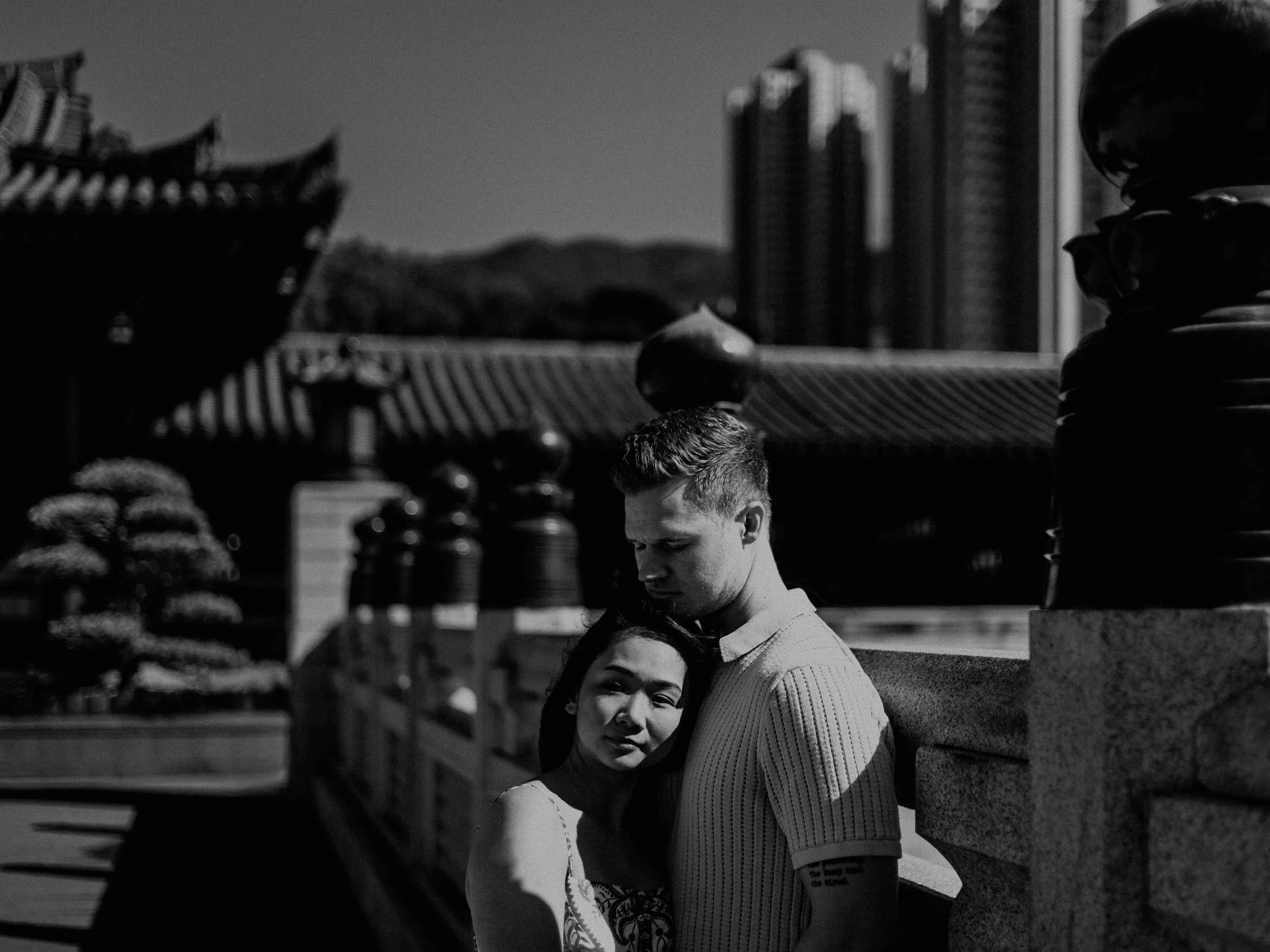 36-hongkong-engagement-nanliangarden-outdoor-embrace-leicasl2.jpg