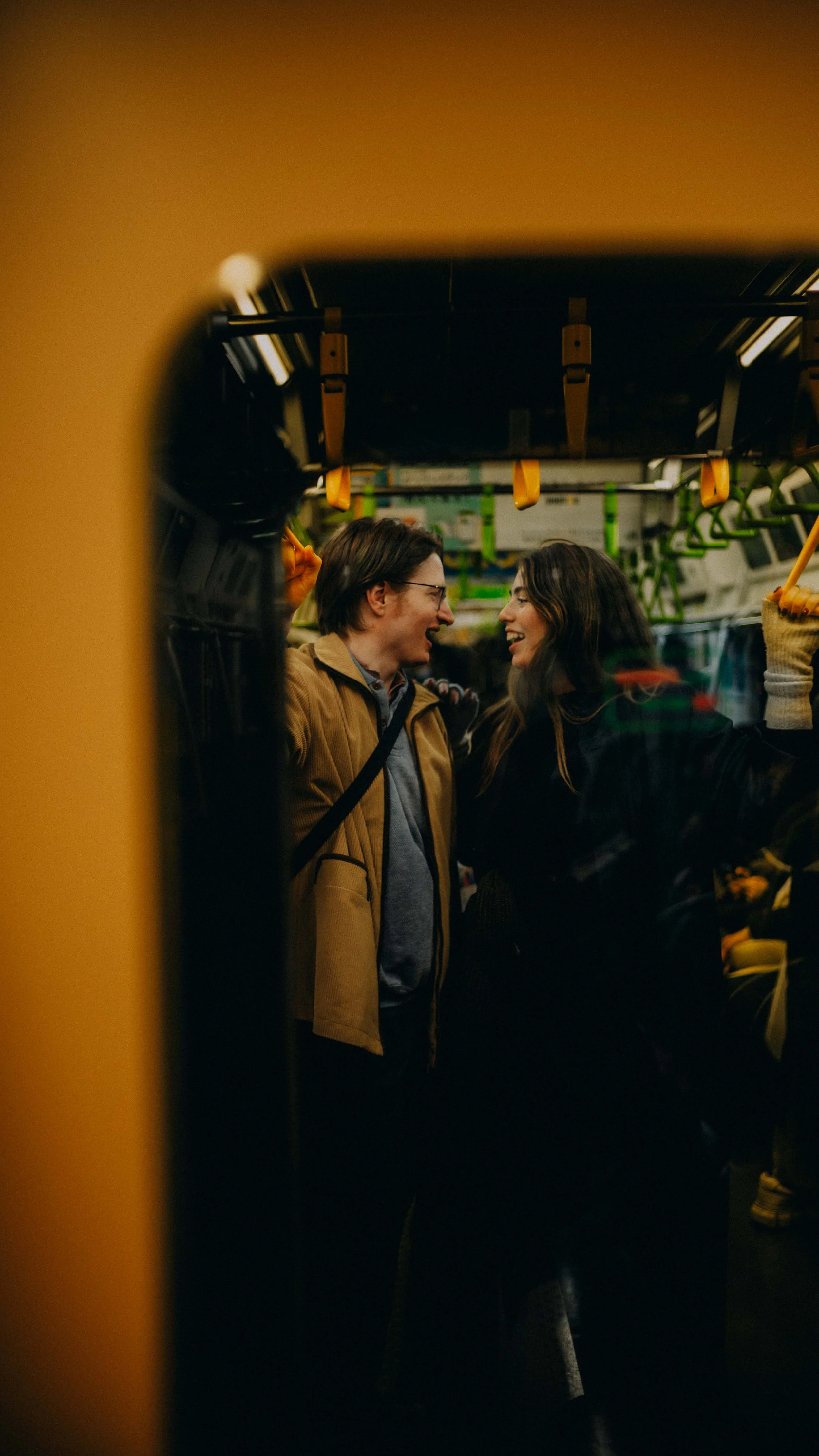 1-tokyo-coupleshoot-yamanoteline-train-laughter-leicam11.jpg