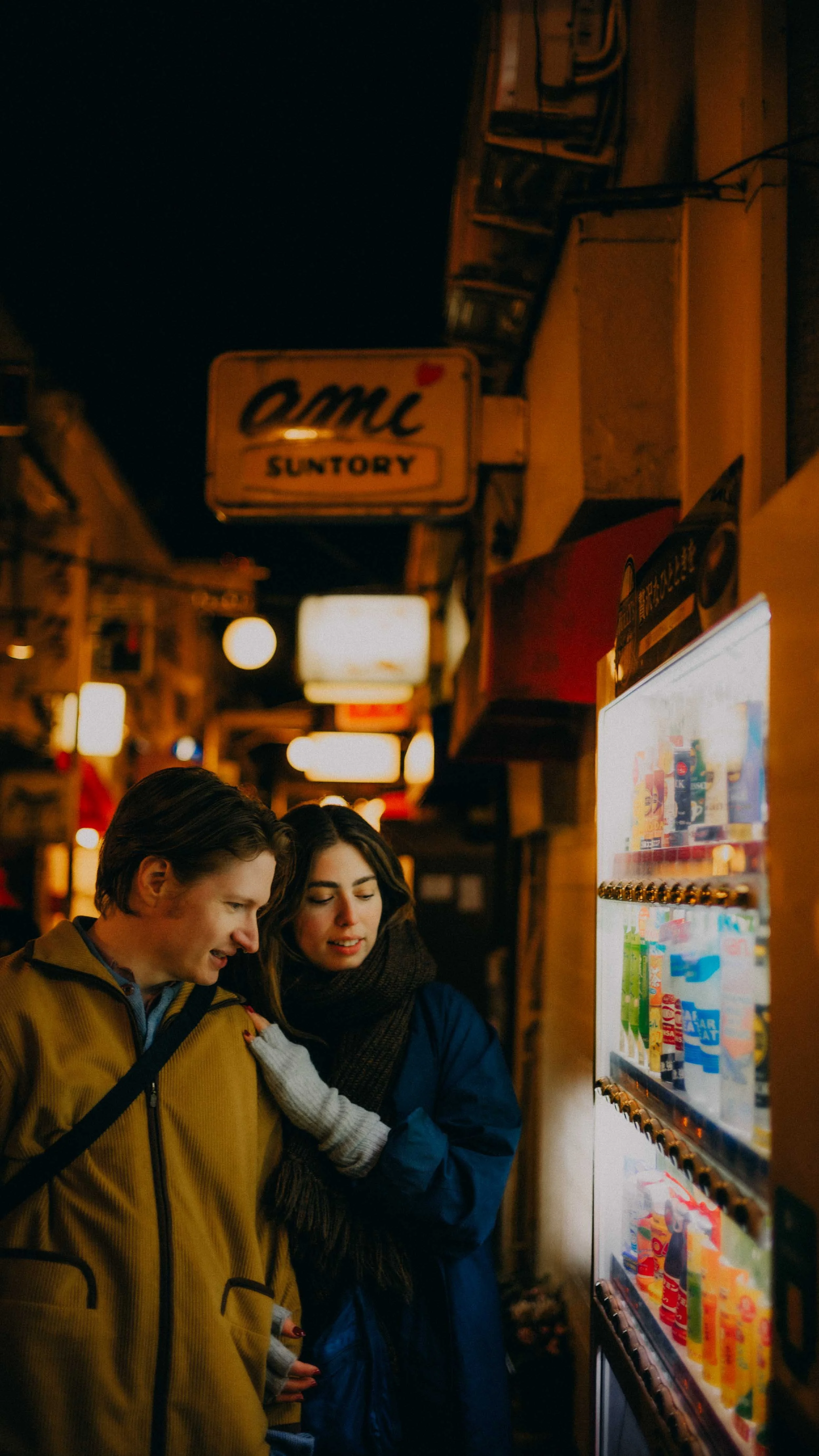 3-tokyo-coupleshoot-goldengai-night-vendingmachine-leicam11.jpg