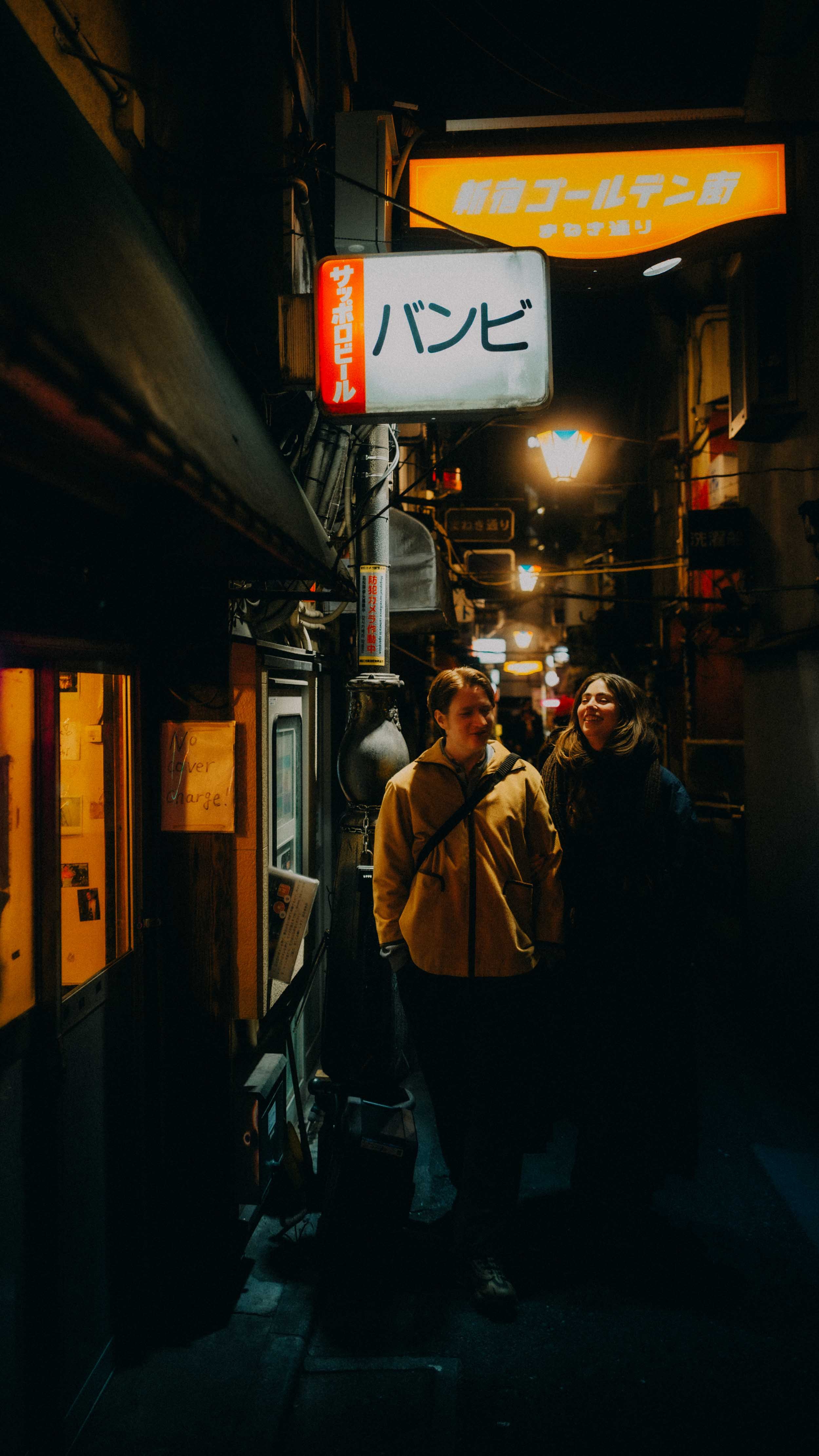 4-tokyo-coupleshoot-goldengai-night-alleywalk-leicaq3.jpg