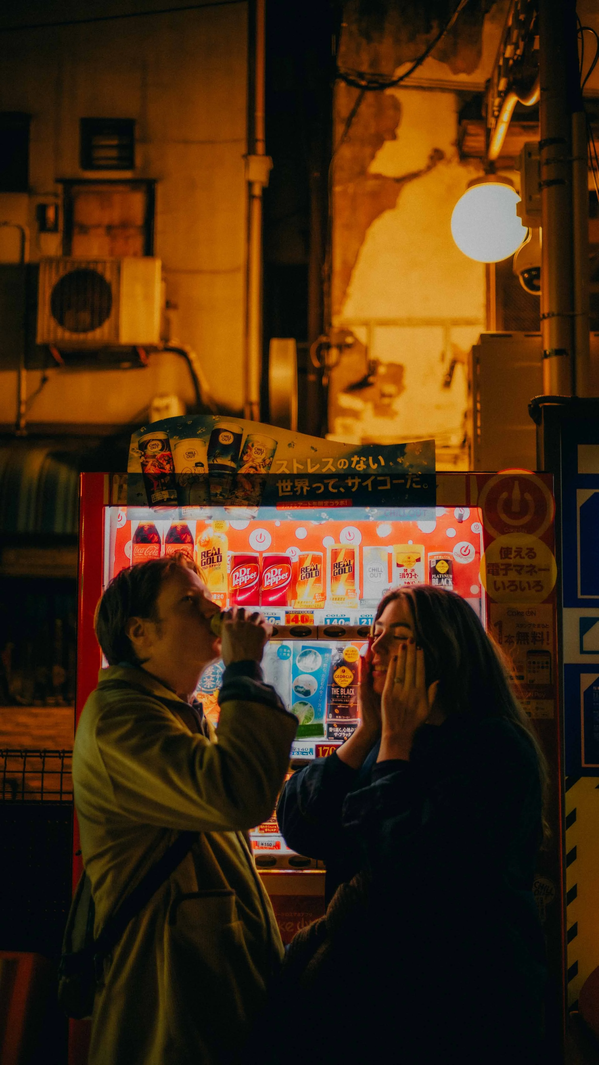 5-tokyo-coupleshoot-goldengai-night-vendingdrink-leicam11.jpg