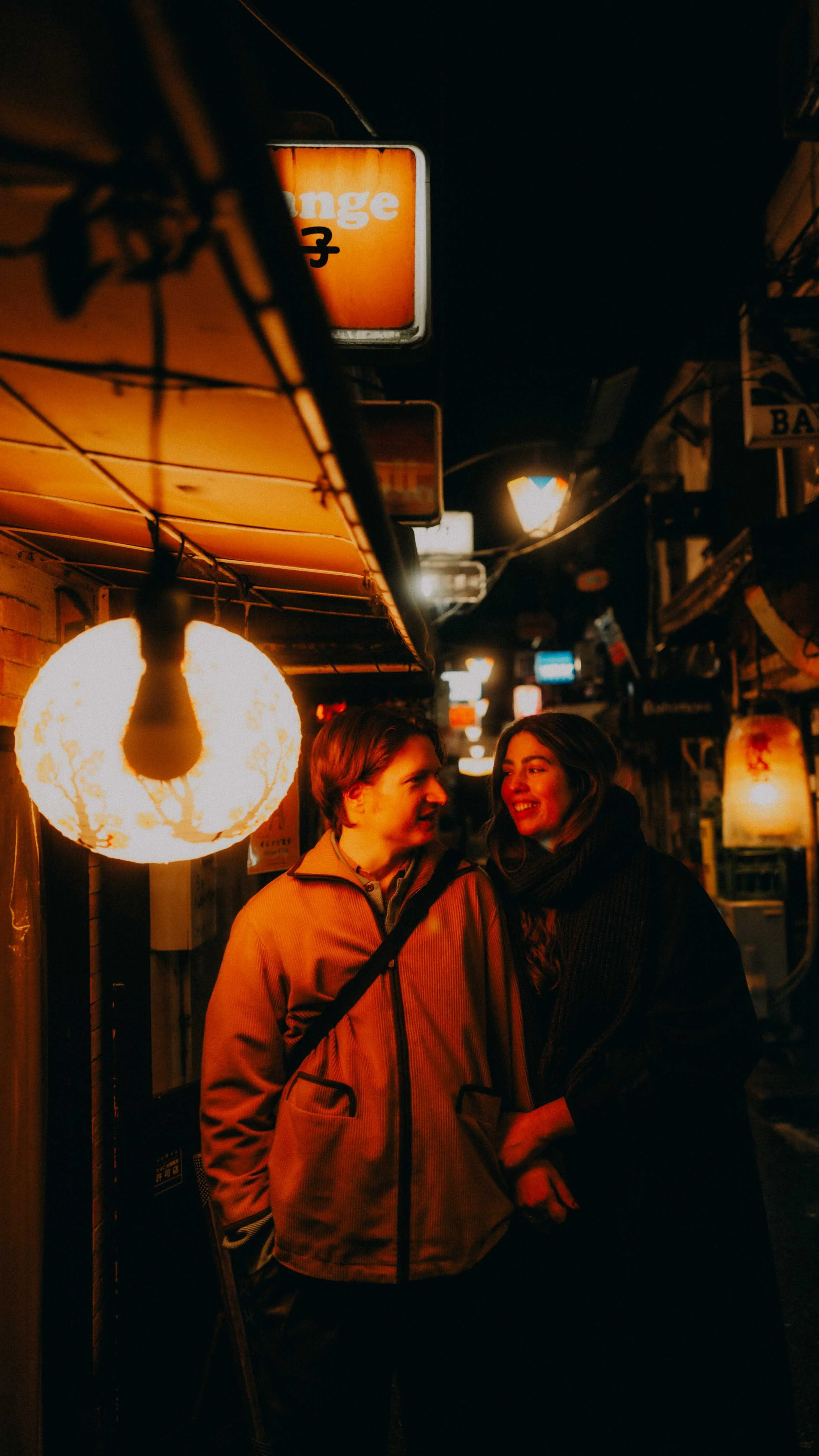 7-tokyo-coupleshoot-goldengai-night-lanterns-leicaq3.jpg