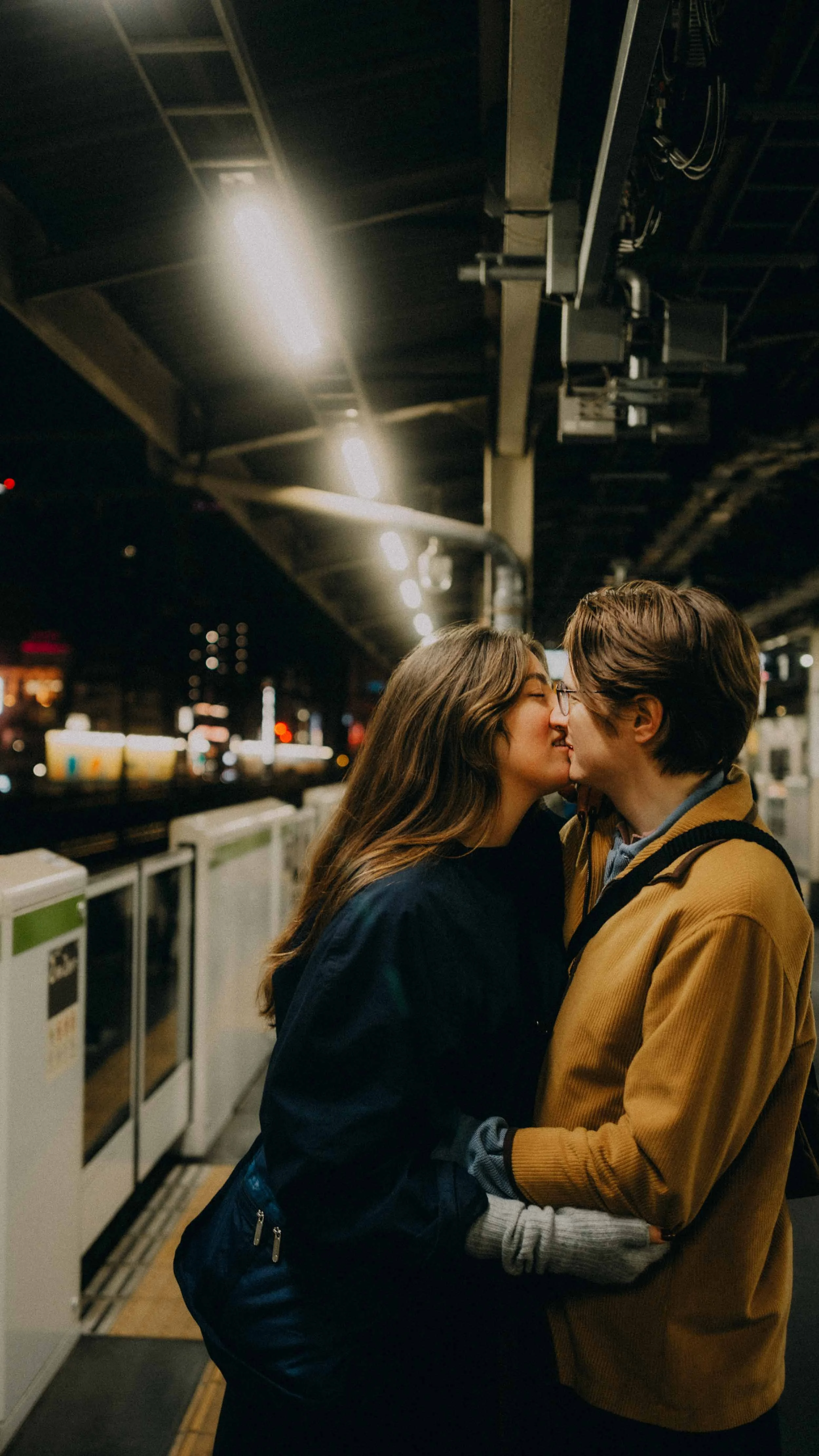 8-tokyo-coupleshoot-yamanoteline-platform-kiss-leicaq3.jpg