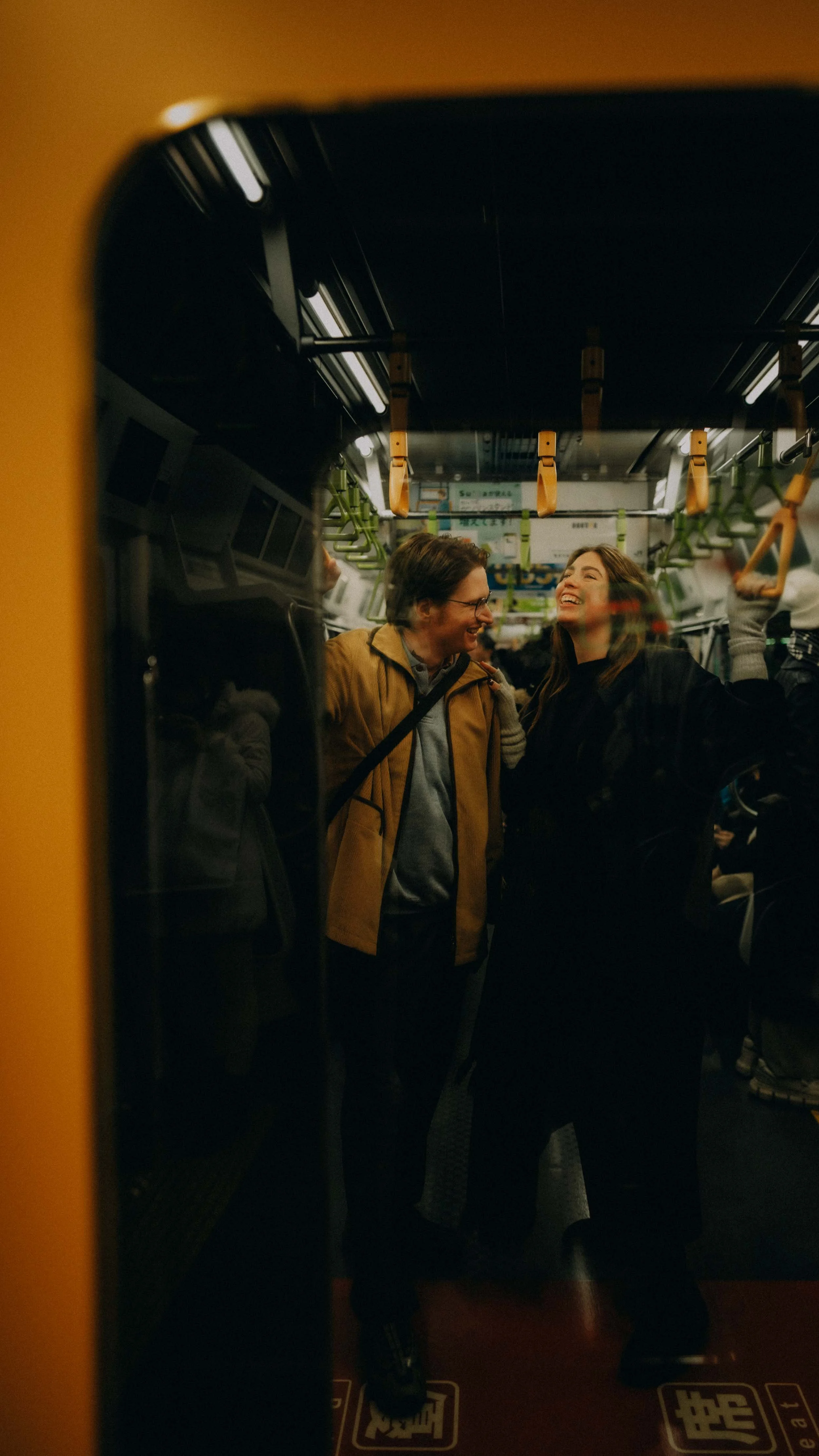 9-tokyo-coupleshoot-yamanoteline-train-laughter-leicaq3.jpg