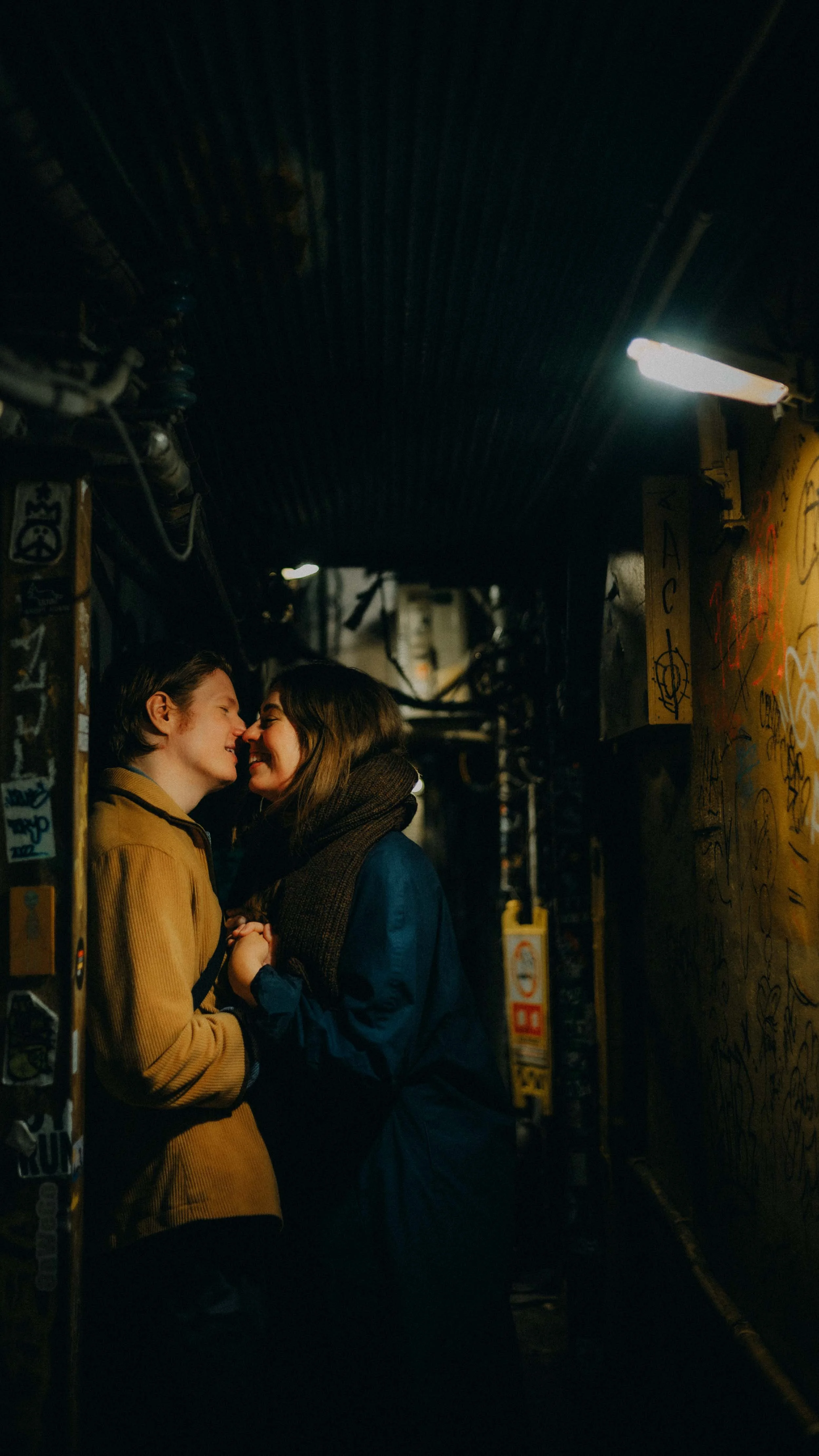 12-tokyo-coupleshoot-goldengai-night-alleykiss-leicam11.jpg