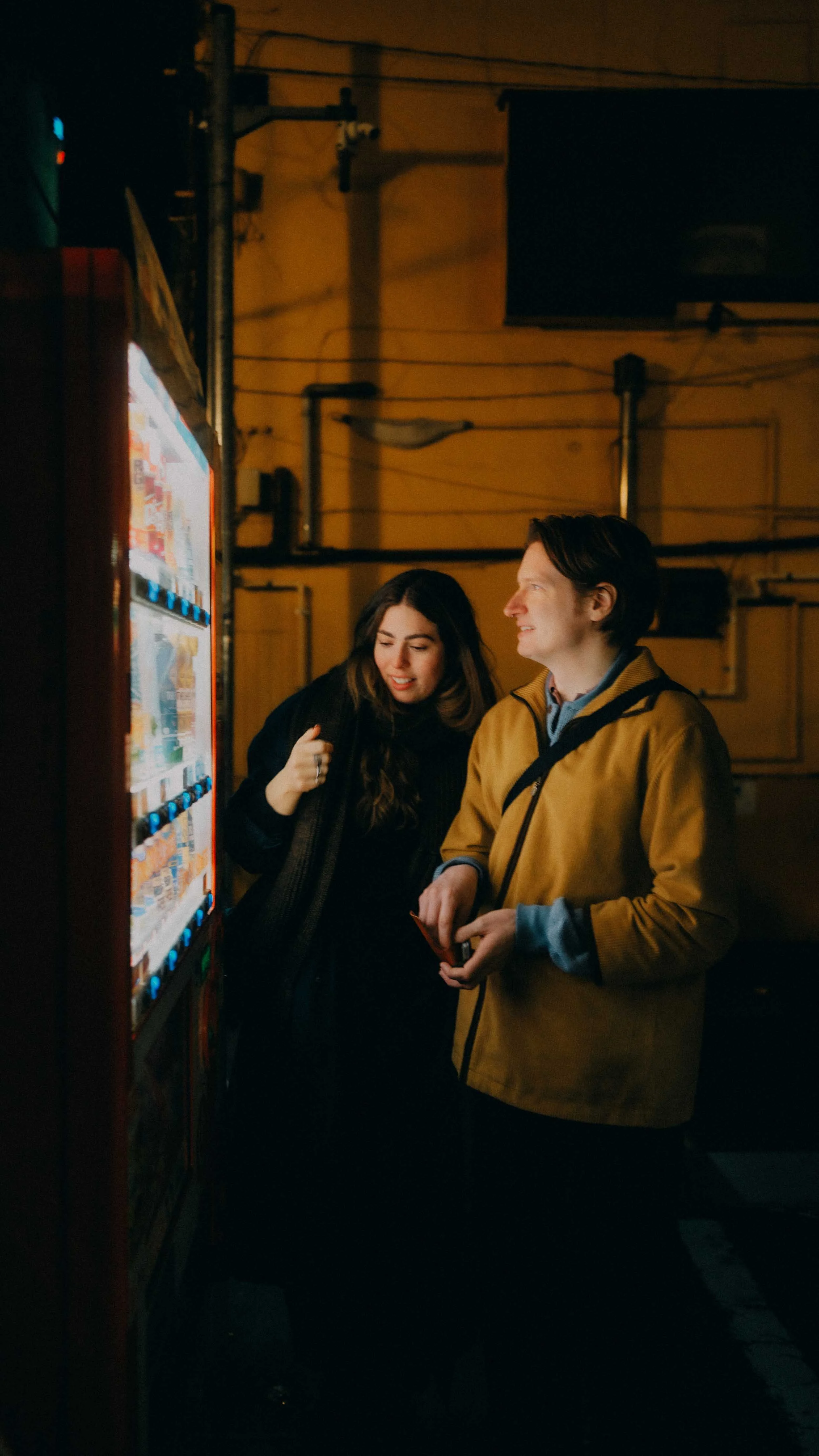13-tokyo-coupleshoot-goldengai-night-vendingmachine-leicaq3.jpg