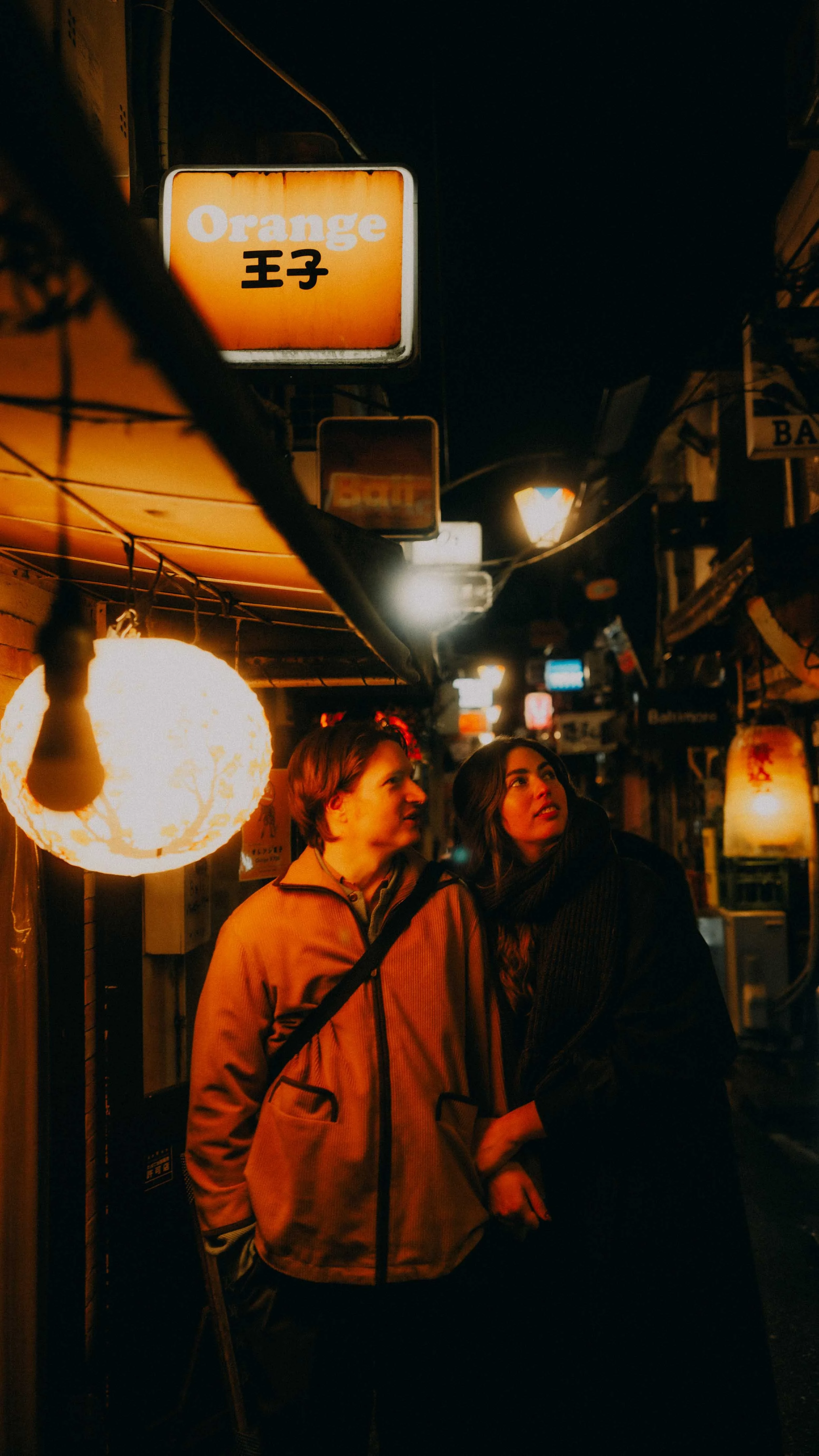 15-tokyo-coupleshoot-goldengai-night-orangesign-leicaq3.jpg