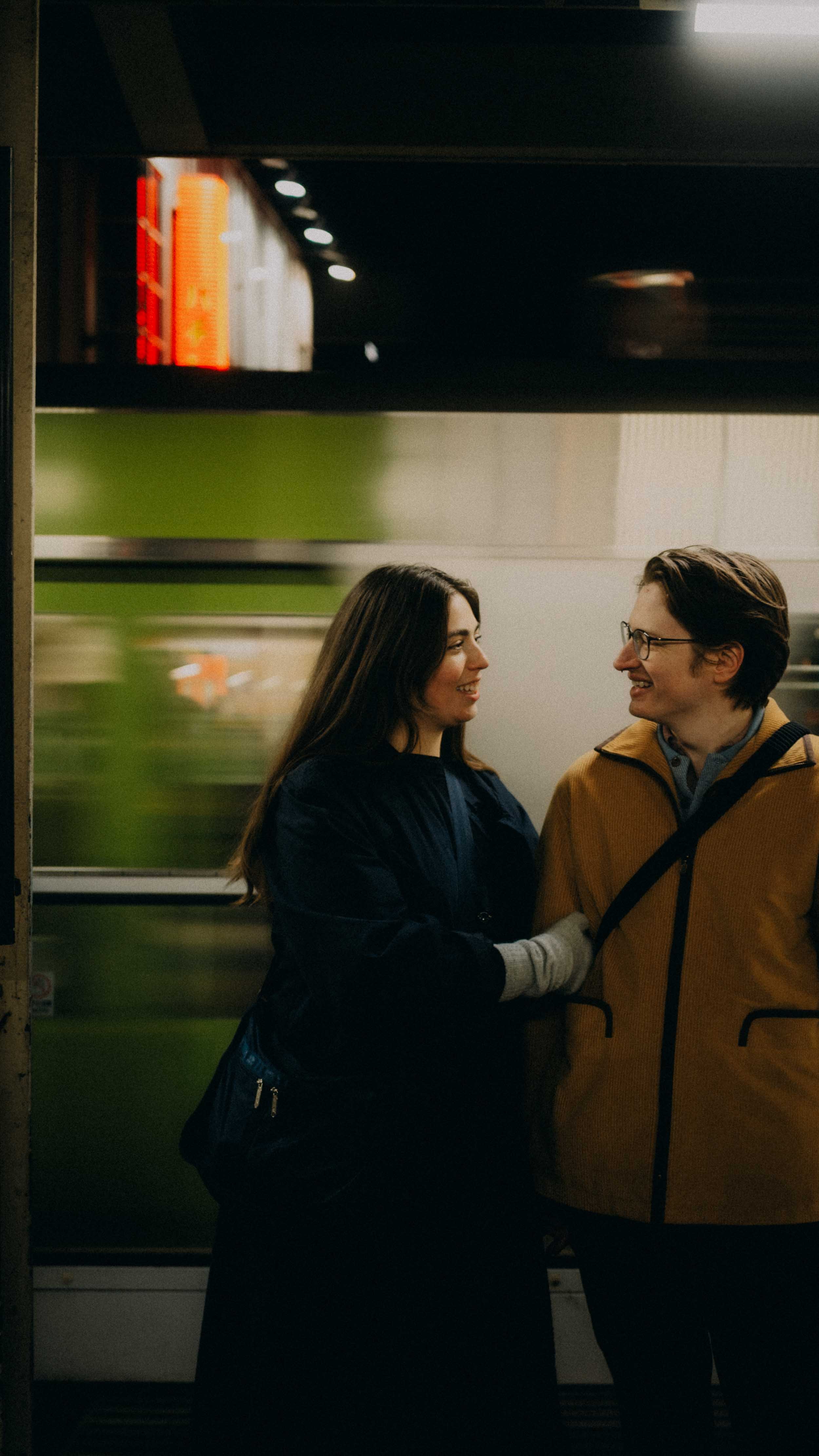 16-tokyo-coupleshoot-yamanoteline-platform-trainblur-leicaq3.jpg
