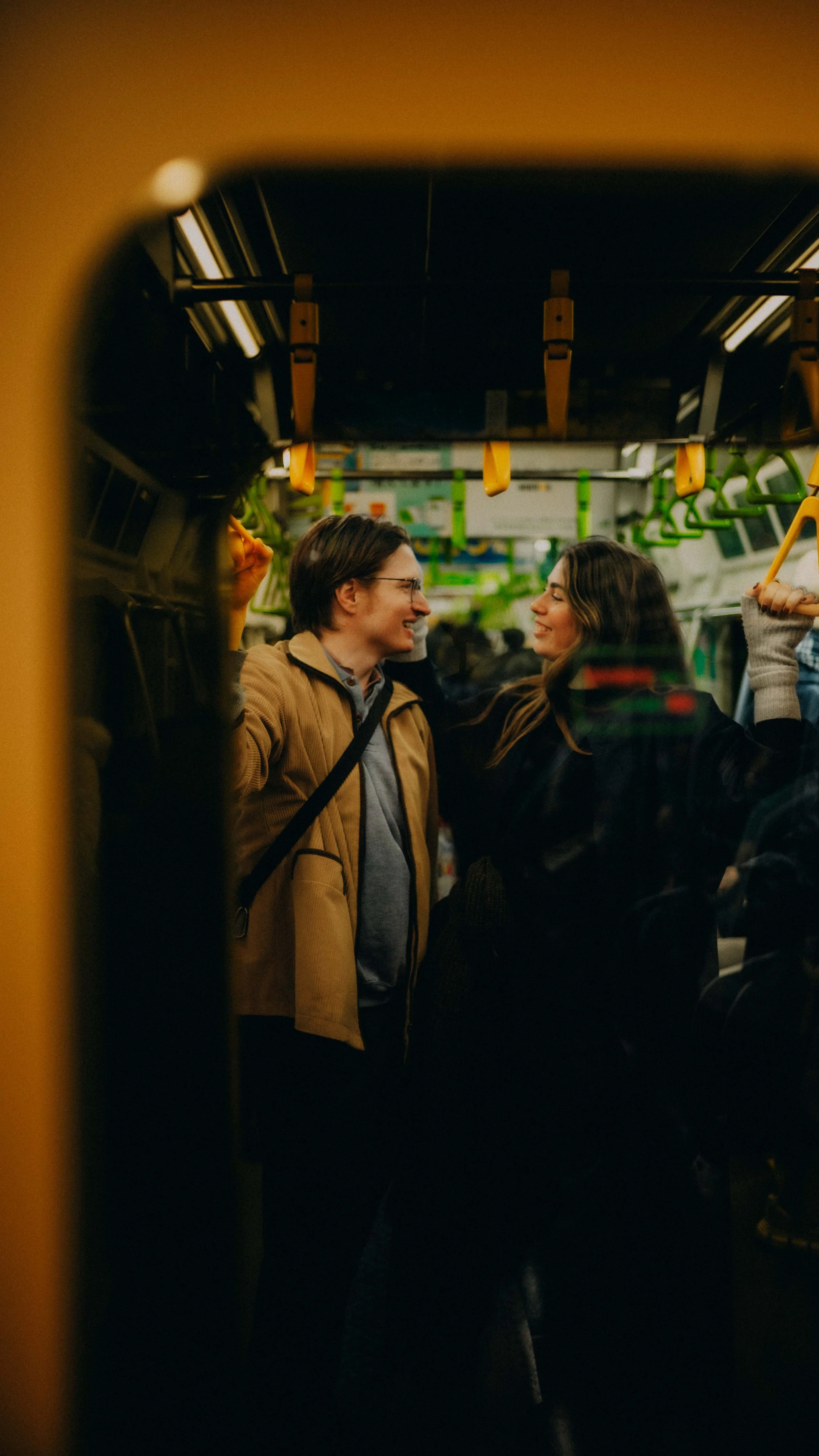 17-tokyo-coupleshoot-yamanoteline-train-doorway-leicam11.jpg