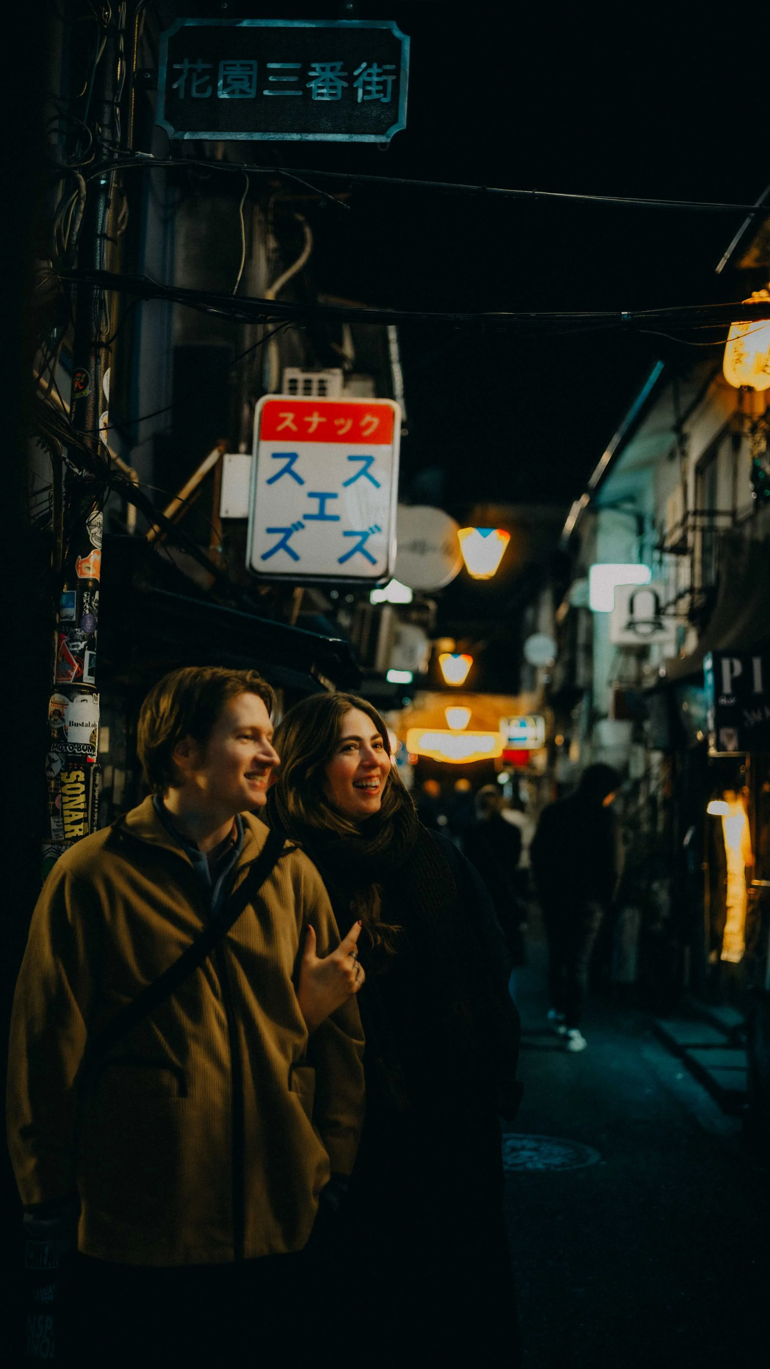 19-tokyo-coupleshoot-goldengai-night-streetsign-leicam11.jpg