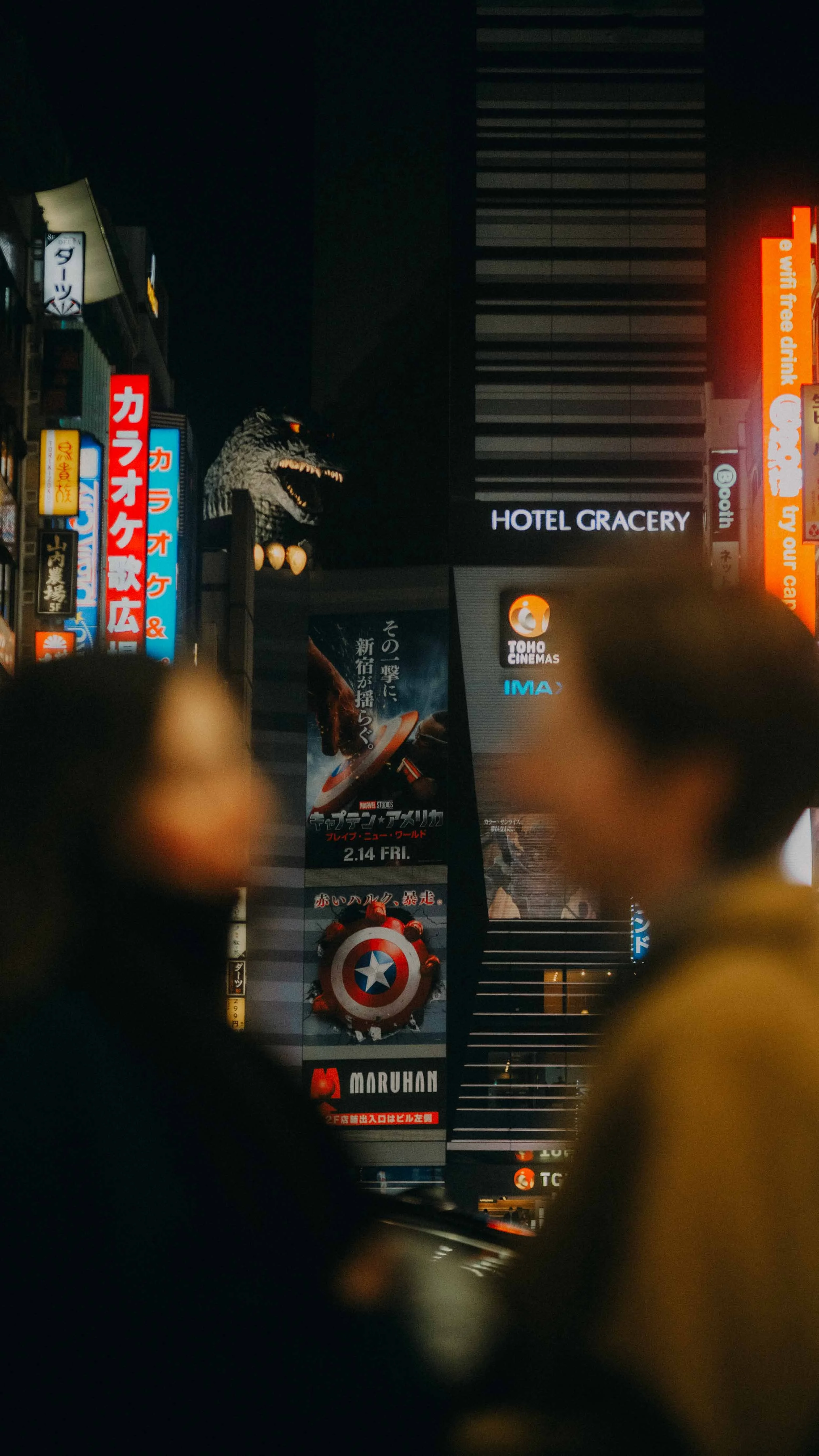 20-tokyo-coupleshoot-kabukicho-night-godzilla-leicasl2.jpg